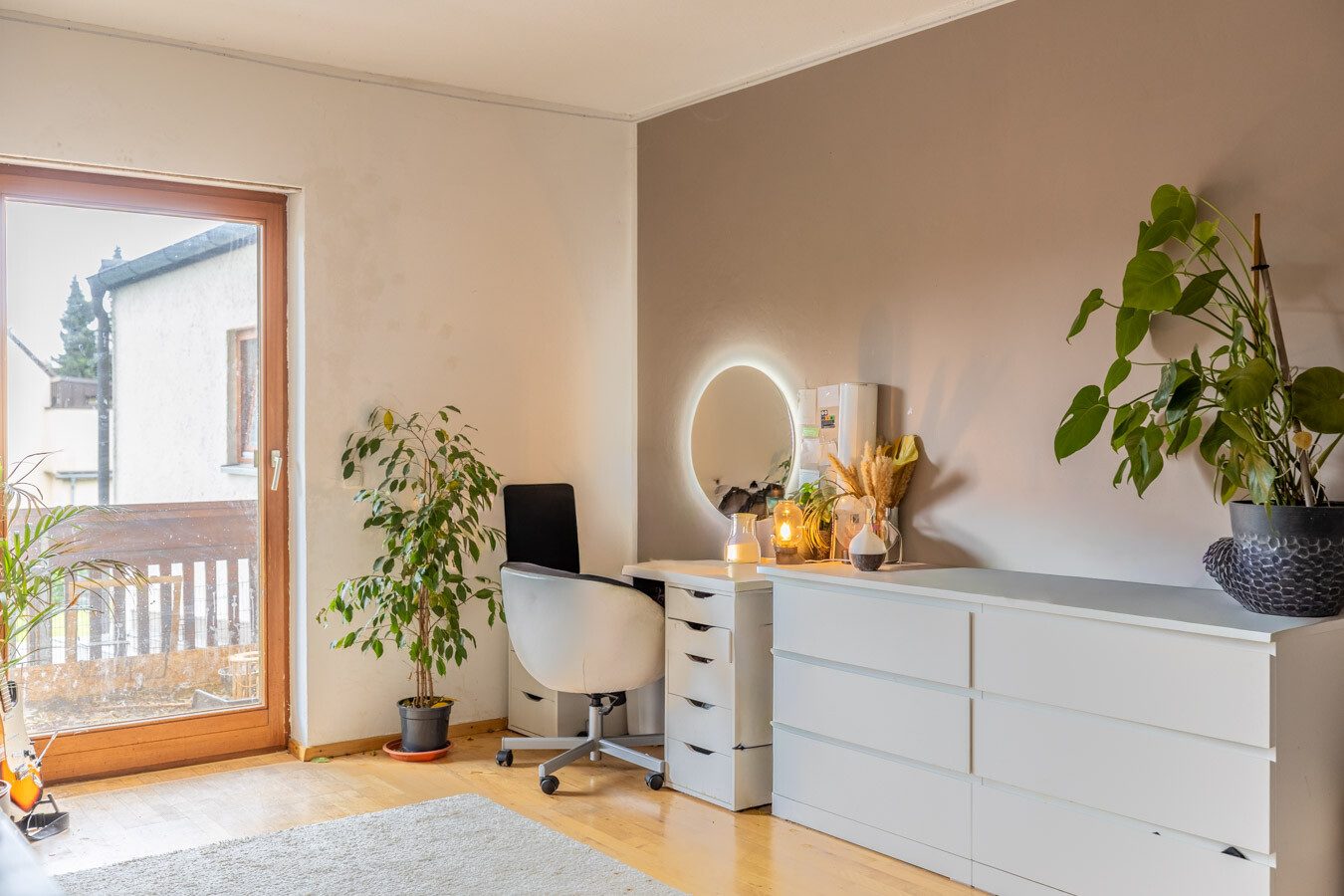 Immobilienangebot - München-Allach - Alle - Seltene Gelegenheit in München-Allach: Fünfparteienhaus mit traumhaftem Grundstück, Pool und Garten