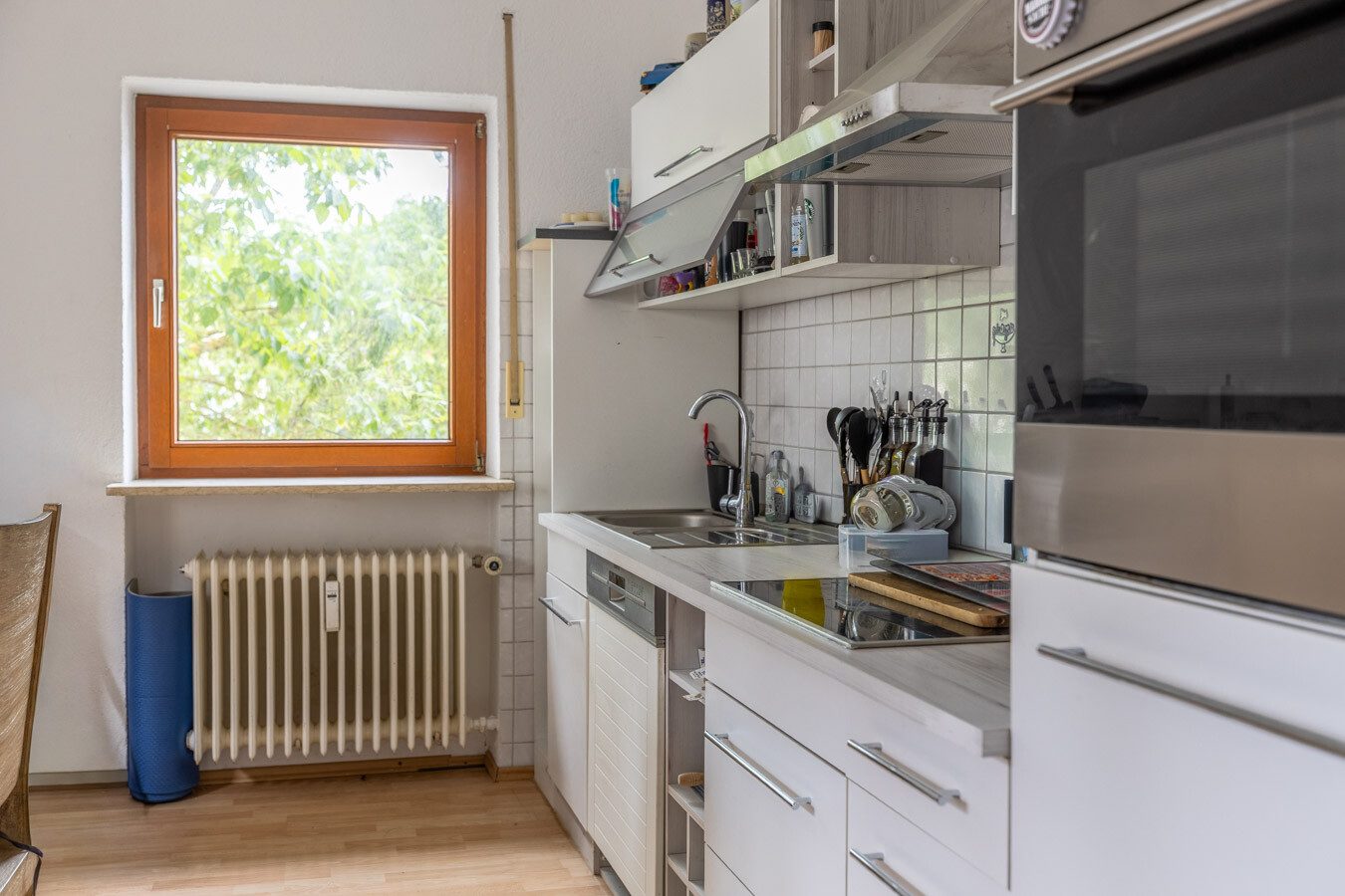 Immobilienangebot - München-Allach - Alle - Seltene Gelegenheit in München-Allach: Fünfparteienhaus mit traumhaftem Grundstück, Pool und Garten