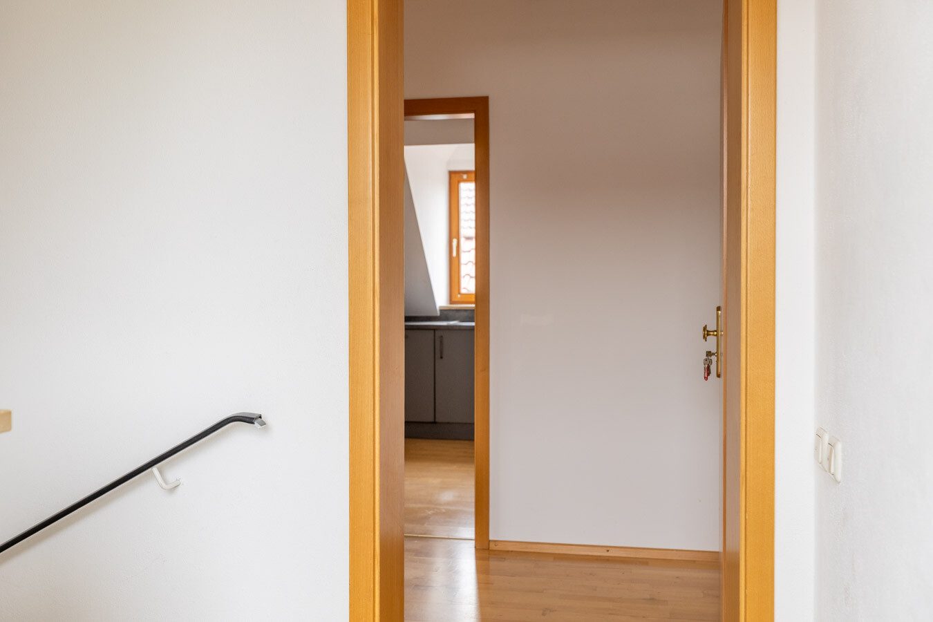 Immobilienangebot - München-Allach - Alle - Seltene Gelegenheit in München-Allach: Fünfparteienhaus mit traumhaftem Grundstück, Pool und Garten