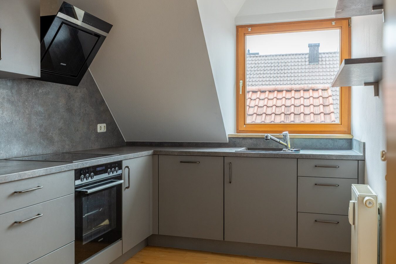 Immobilienangebot - München-Allach - Alle - Seltene Gelegenheit in München-Allach: Fünfparteienhaus mit traumhaftem Grundstück, Pool und Garten
