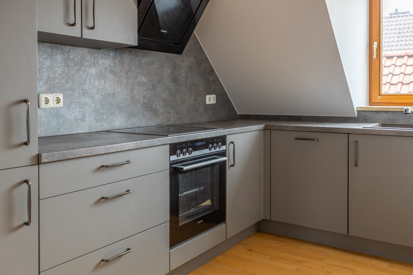 Immobilienangebot - München-Allach - Alle - Seltene Gelegenheit in München-Allach: Fünfparteienhaus mit traumhaftem Grundstück, Pool und Garten