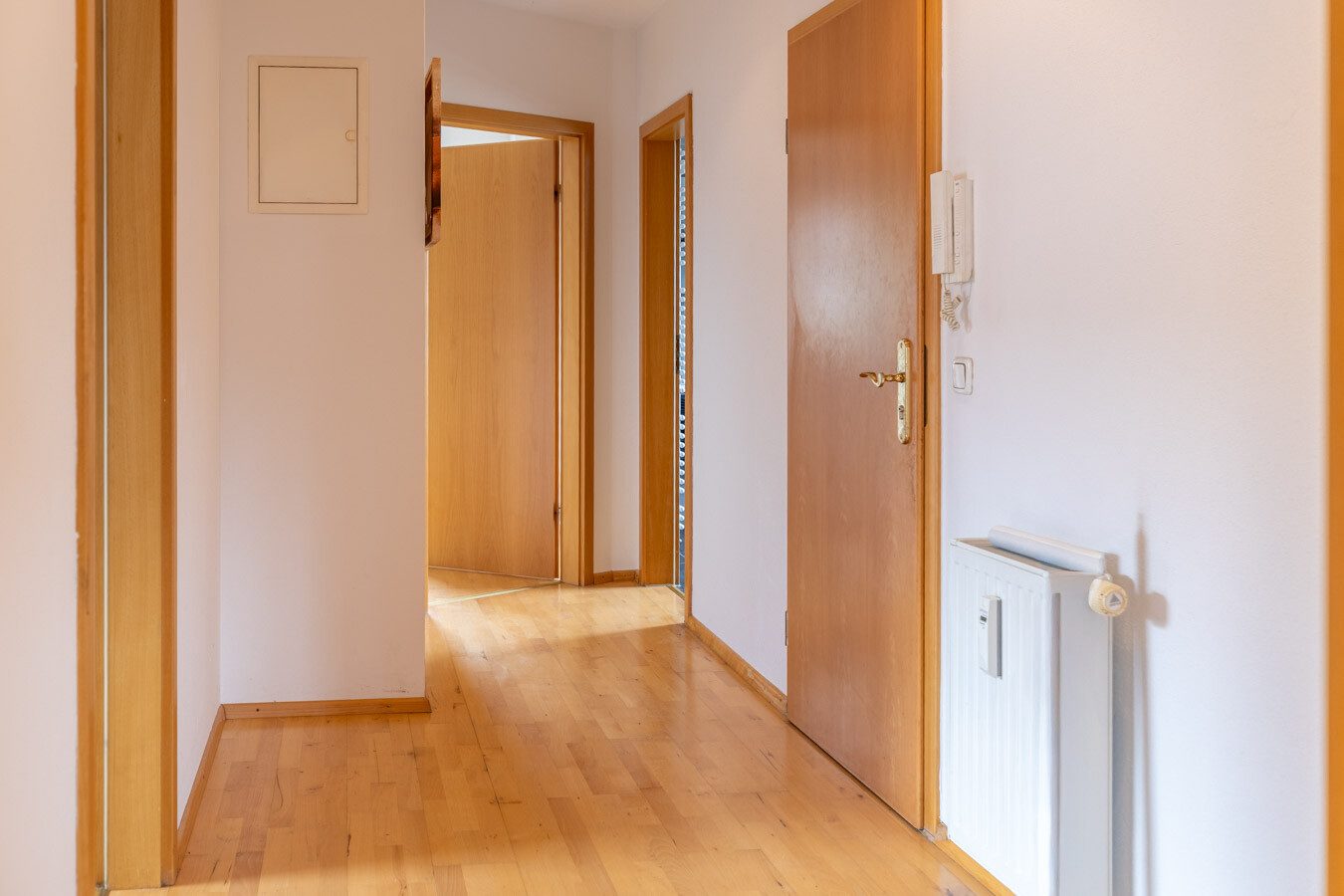 Immobilienangebot - München-Allach - Alle - Seltene Gelegenheit in München-Allach: Fünfparteienhaus mit traumhaftem Grundstück, Pool und Garten