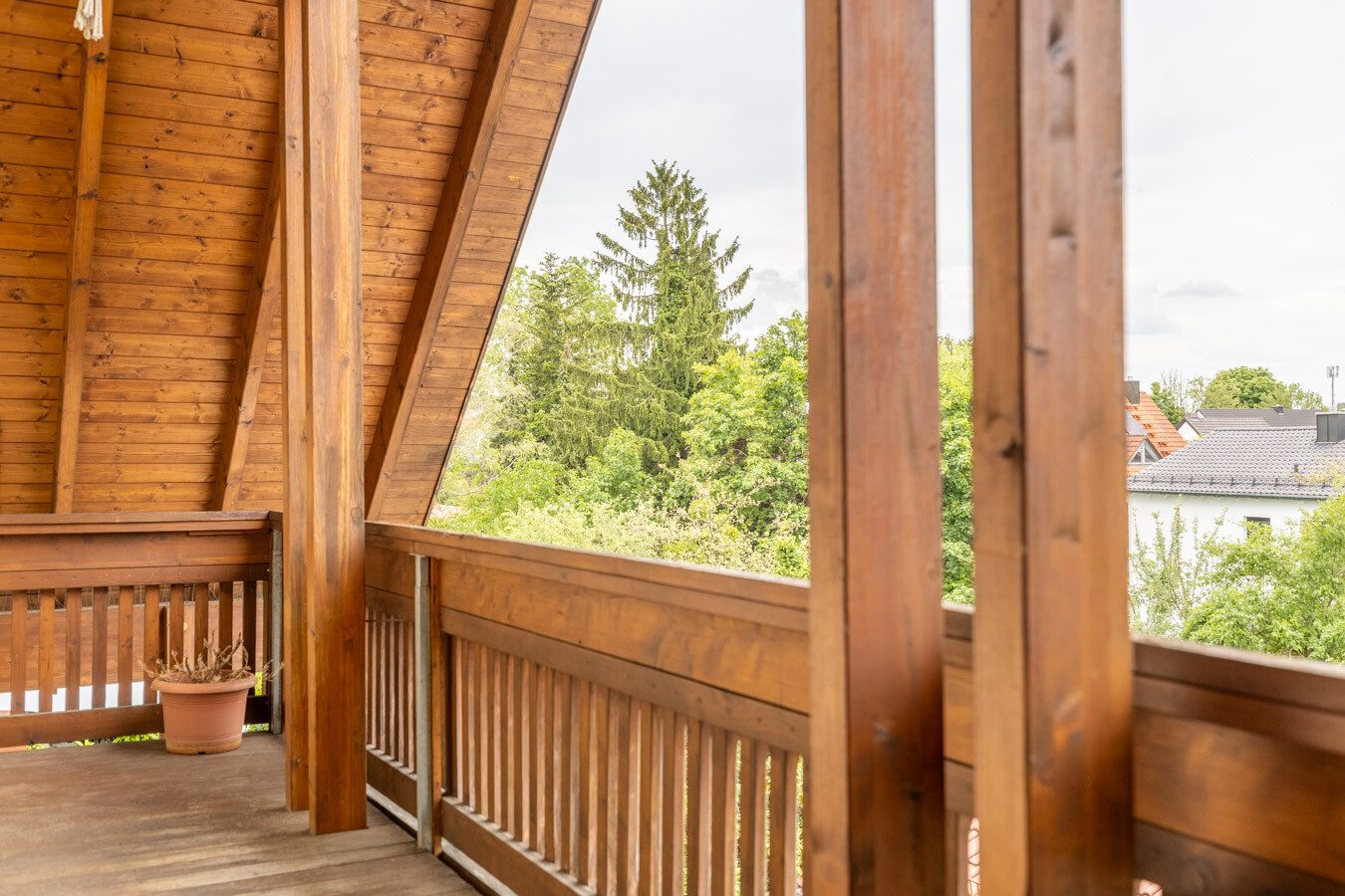 Immobilienangebot - München-Allach - Alle - Seltene Gelegenheit in München-Allach: Fünfparteienhaus mit traumhaftem Grundstück, Pool und Garten
