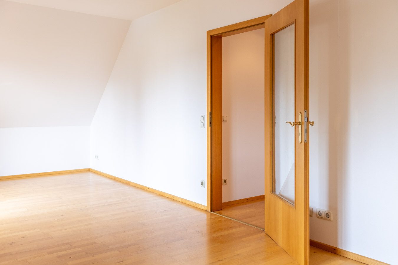 Immobilienangebot - München-Allach - Alle - Seltene Gelegenheit in München-Allach: Fünfparteienhaus mit traumhaftem Grundstück, Pool und Garten