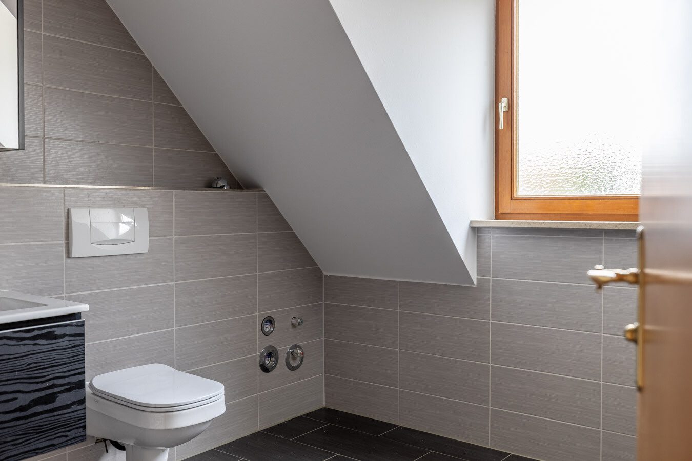 Immobilienangebot - München-Allach - Alle - Seltene Gelegenheit in München-Allach: Fünfparteienhaus mit traumhaftem Grundstück, Pool und Garten