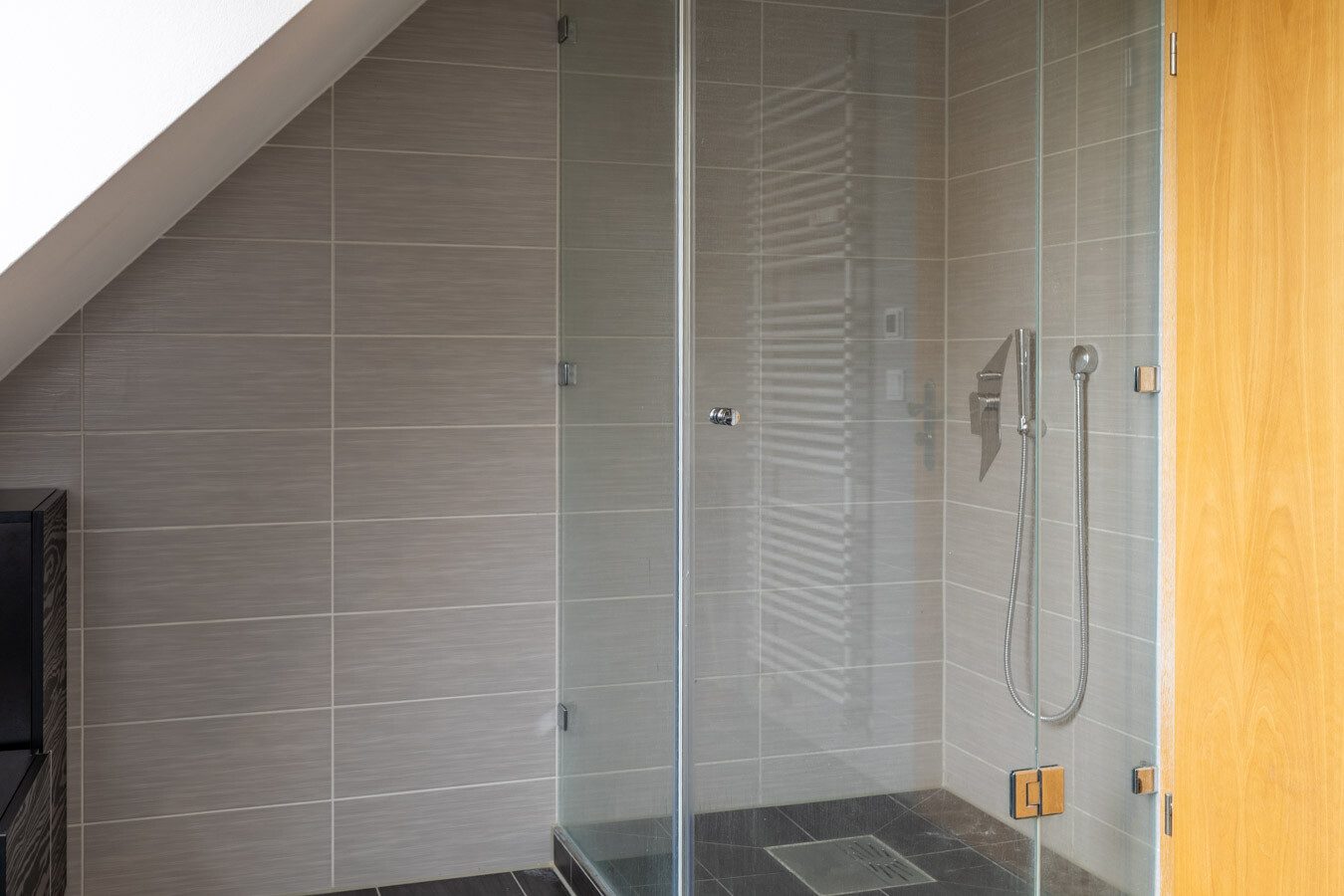 Immobilienangebot - München-Allach - Alle - Seltene Gelegenheit in München-Allach: Fünfparteienhaus mit traumhaftem Grundstück, Pool und Garten