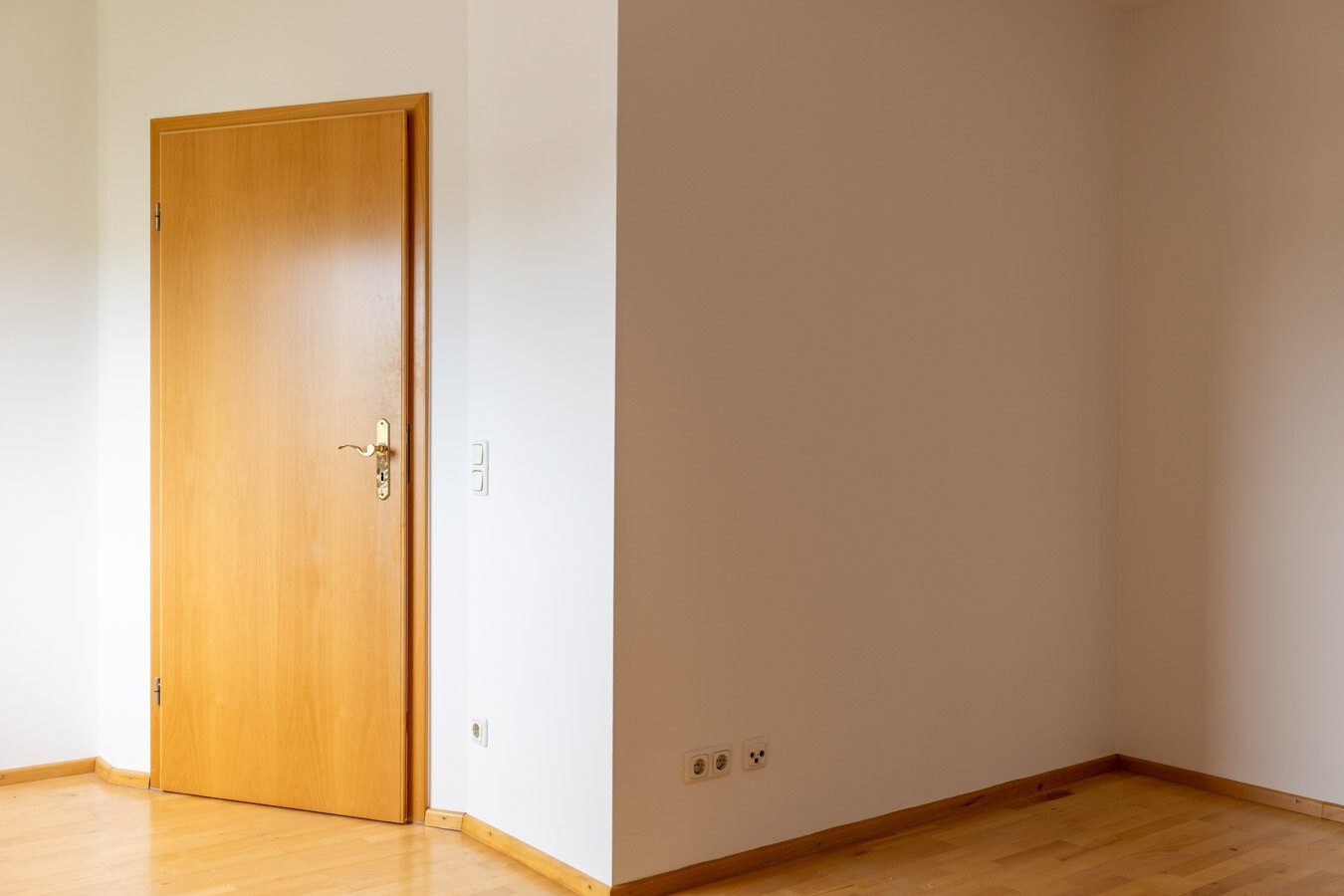 Immobilienangebot - München-Allach - Alle - Seltene Gelegenheit in München-Allach: Fünfparteienhaus mit traumhaftem Grundstück, Pool und Garten