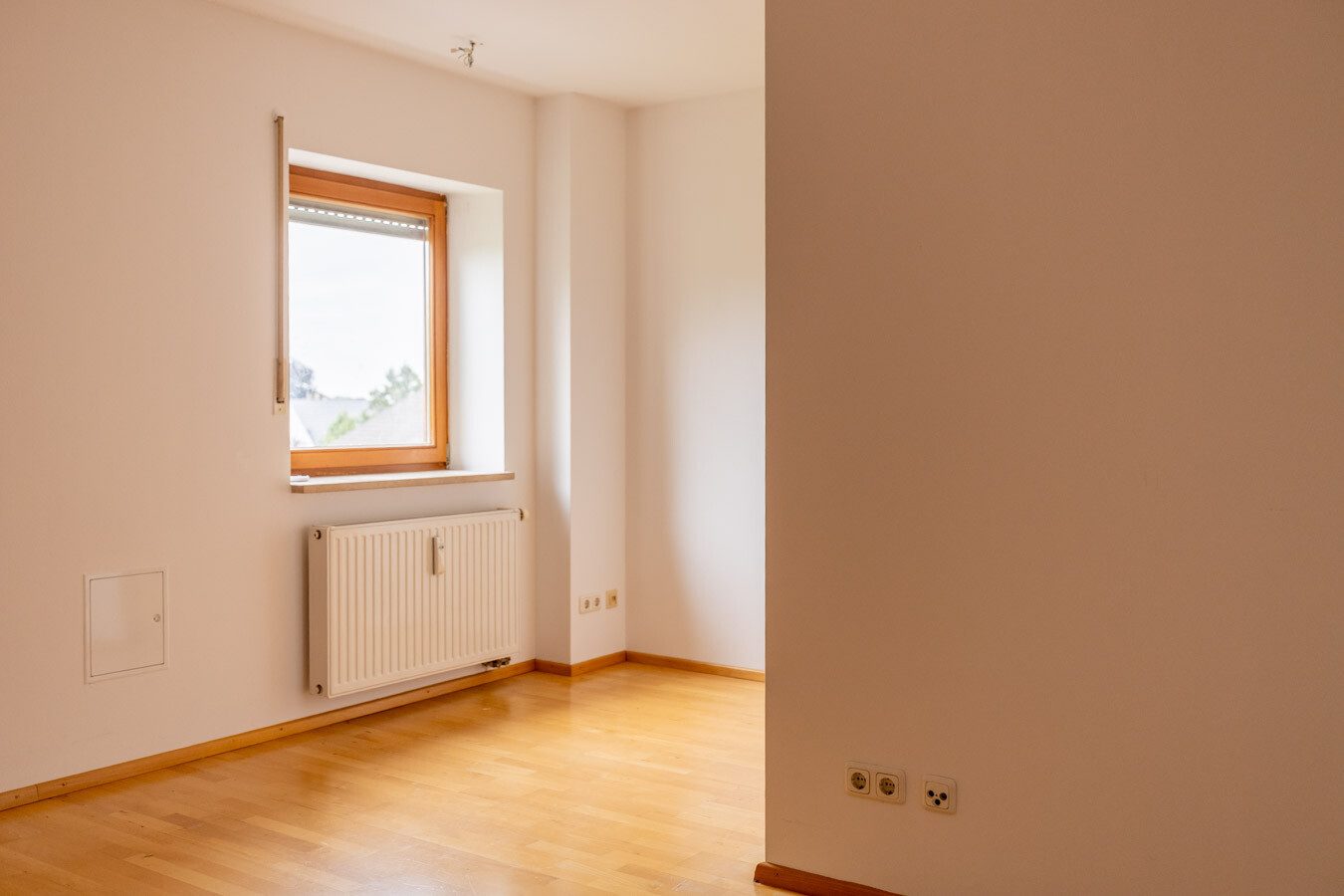 Immobilienangebot - München-Allach - Alle - Seltene Gelegenheit in München-Allach: Fünfparteienhaus mit traumhaftem Grundstück, Pool und Garten