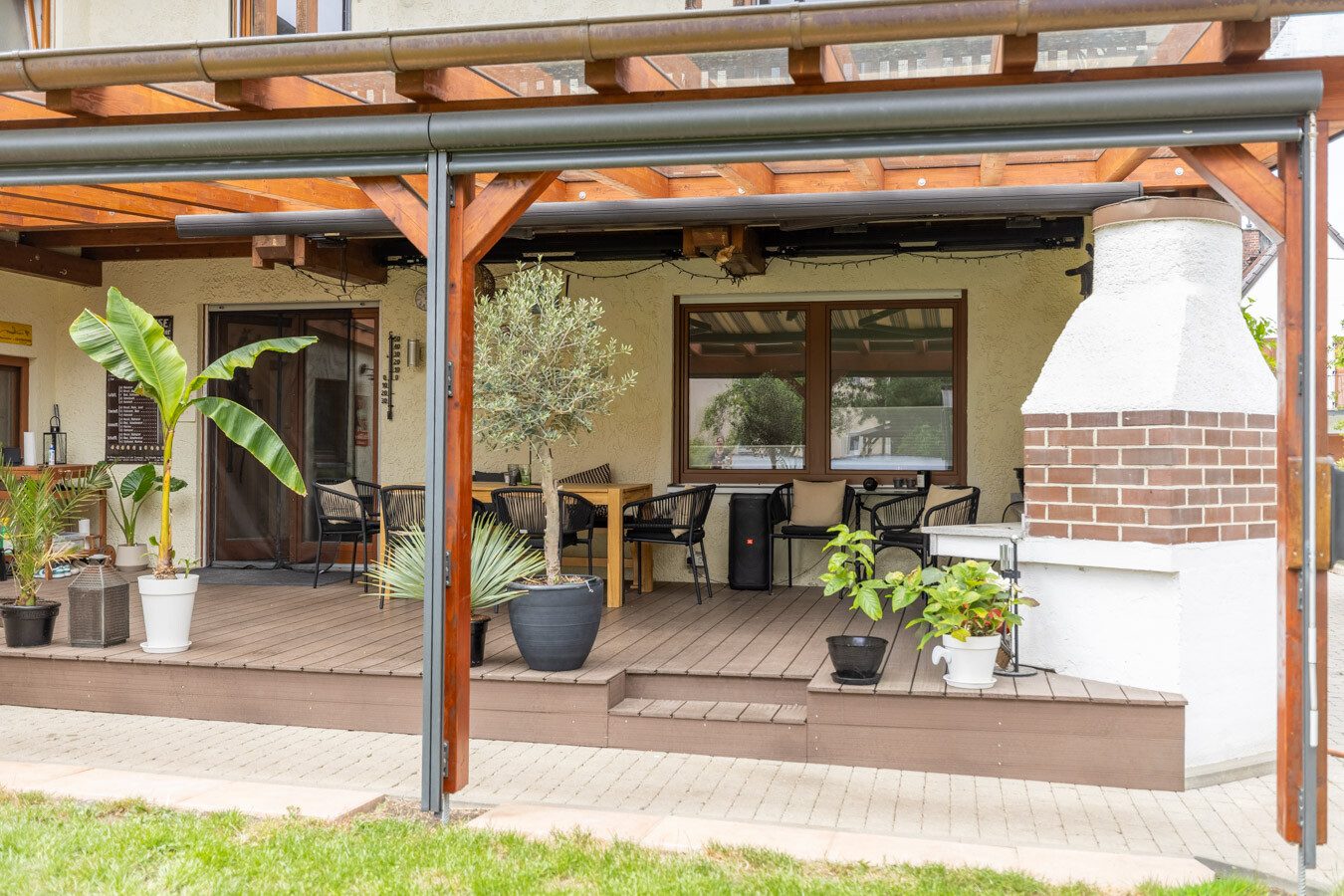 Immobilienangebot - München-Allach - Alle - Seltene Gelegenheit in München-Allach: Fünfparteienhaus mit traumhaftem Grundstück, Pool und Garten