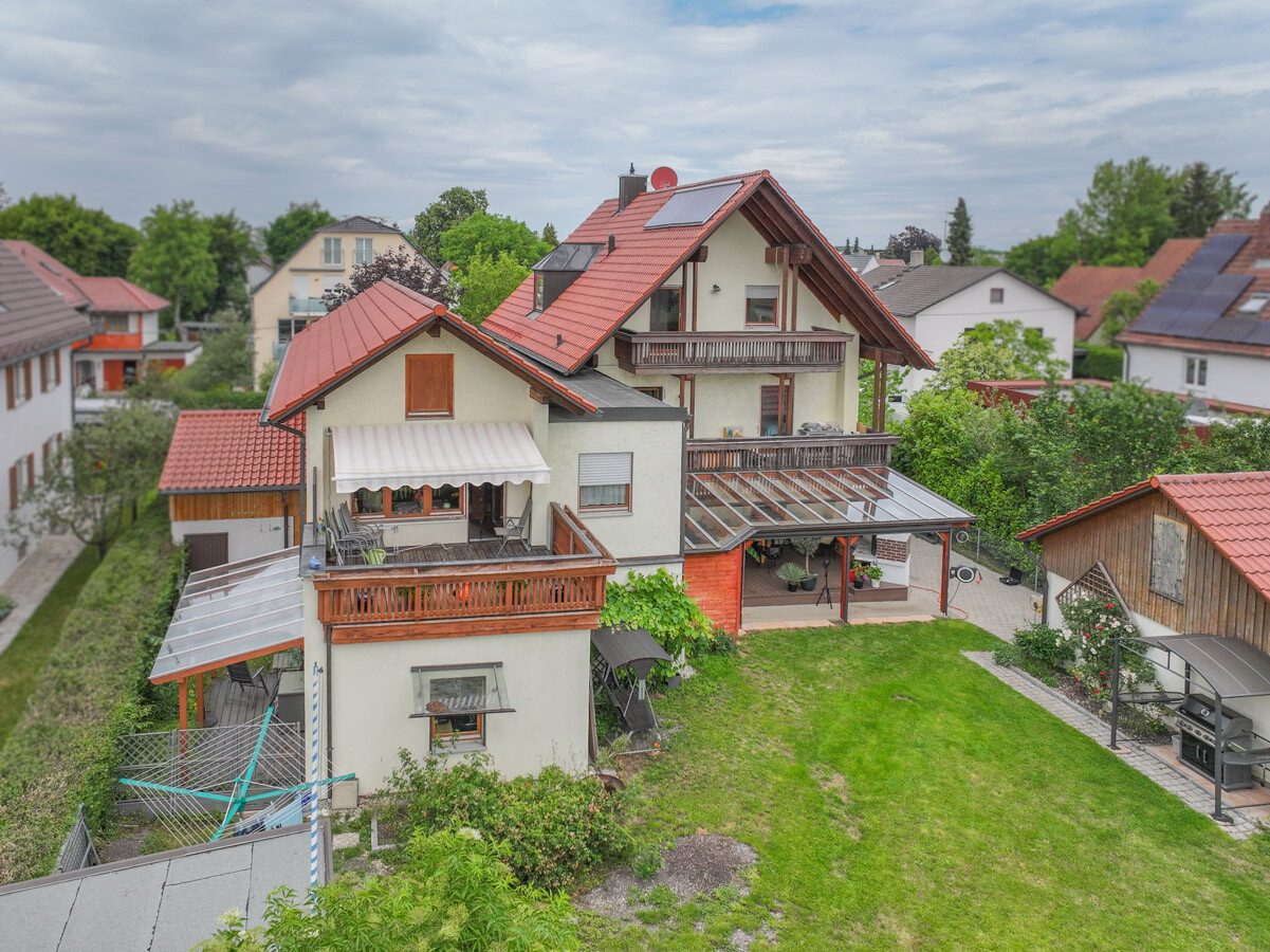 Immobilienangebot - München-Allach - Alle - Seltene Gelegenheit in München-Allach: Fünfparteienhaus mit traumhaftem Grundstück, Pool und Garten