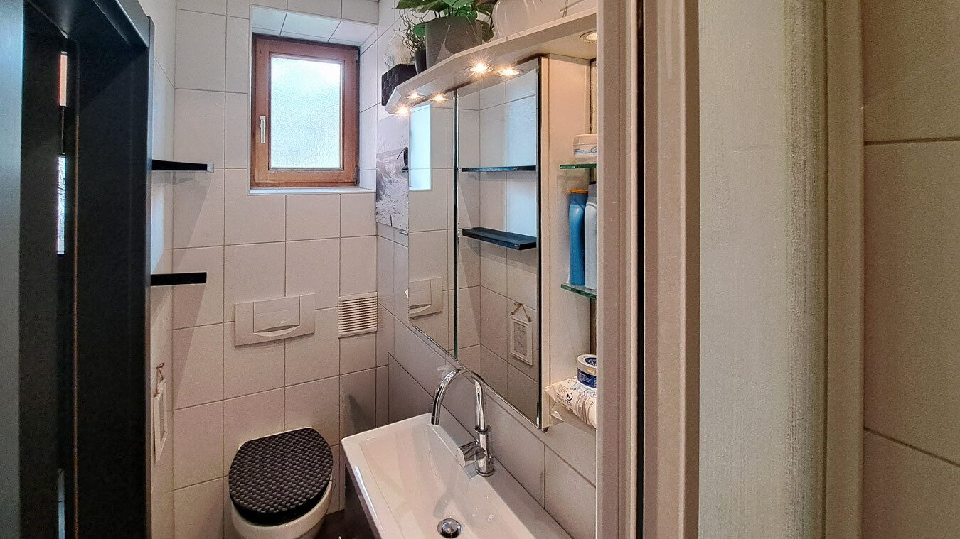 Immobilienangebot - München-Allach - Alle - Seltene Gelegenheit in München-Allach: Fünfparteienhaus mit traumhaftem Grundstück, Pool und Garten