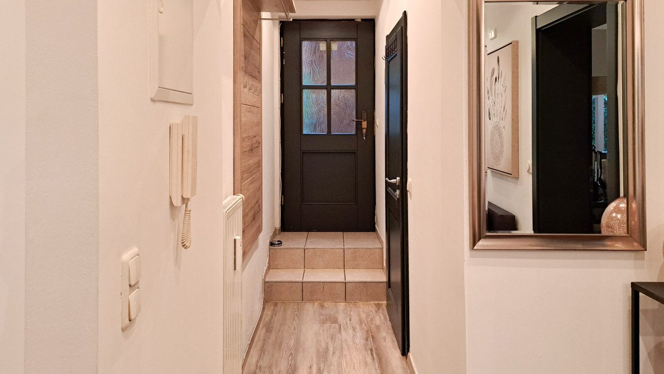 Immobilienangebot - München-Allach - Alle - Seltene Gelegenheit in München-Allach: Fünfparteienhaus mit traumhaftem Grundstück, Pool und Garten