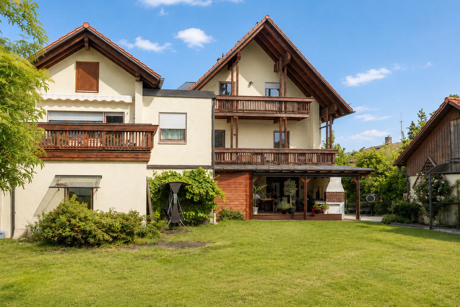 Immobilienangebot - München-Allach - Alle - Seltene Gelegenheit in München-Allach: Fünfparteienhaus mit traumhaftem Grundstück, Pool und Garten