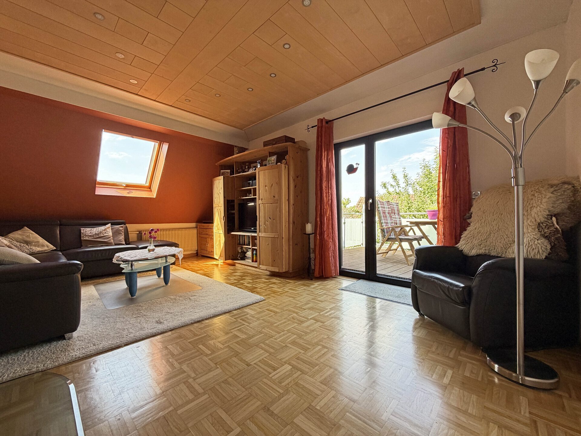 Immobilienangebot - Aldingen - Alle - Doppelt wohnen, einfach glücklich.
2 Wohnungen. 6 Zimmer auf 163 m².
Gartenoase. Terrassen. Garagen.