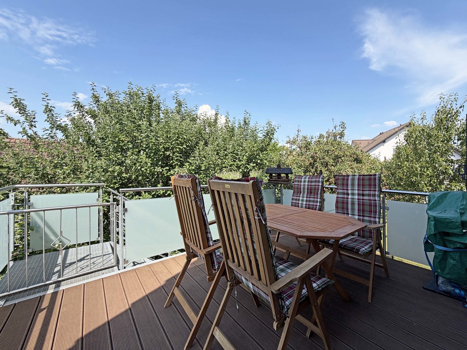 Immobilienangebot - Aldingen - Alle - Doppelt wohnen, einfach glücklich.
2 Wohnungen. 6 Zimmer auf 163 m².
Gartenoase. Terrassen. Garagen.