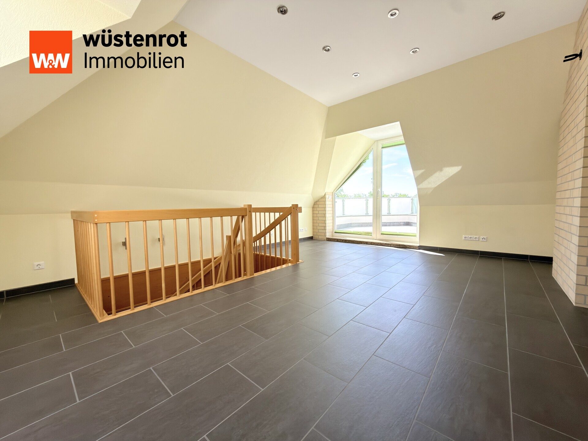Immobilienangebot - Markkleeberg - Alle - Sofort bezugsfrei - Maisonette-Wohntraum | Dachterrasse | Balkon | 2 TG-Stellplätze | 3min zum See