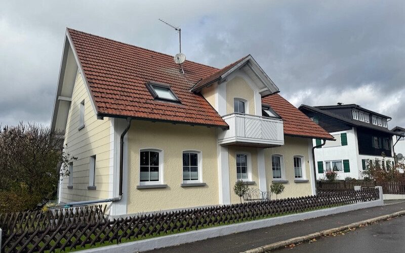 Immobilienangebot - Leutkirch im Allgäu / Gebrazhofen - Alle - Modernes Zweifamilienhaus mit Nebengebäude, Doppelgarage,  & riesigem Gartenparadies