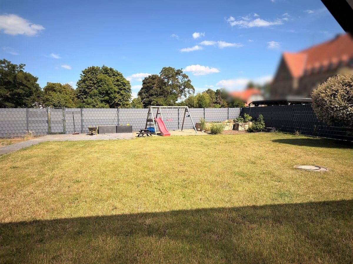 Gartengrundstück – Blick von der Terrasse Immobilienangebot - Klein Wanzleben - Alle - Traumhaus mit Wohlfühlgarantie – Moderner Bungalow mit viel Platz und Komfort in Klein WZL
