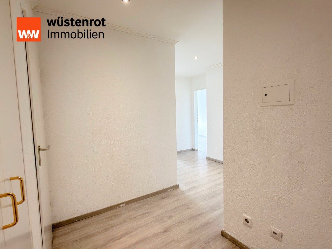 Immobilienangebot - Paderborn / Schloß Neuhaus - Alle - Tolle 4-Zimmer-Wohnung mit Balkon und PKW-Stellplatz in Paderborn