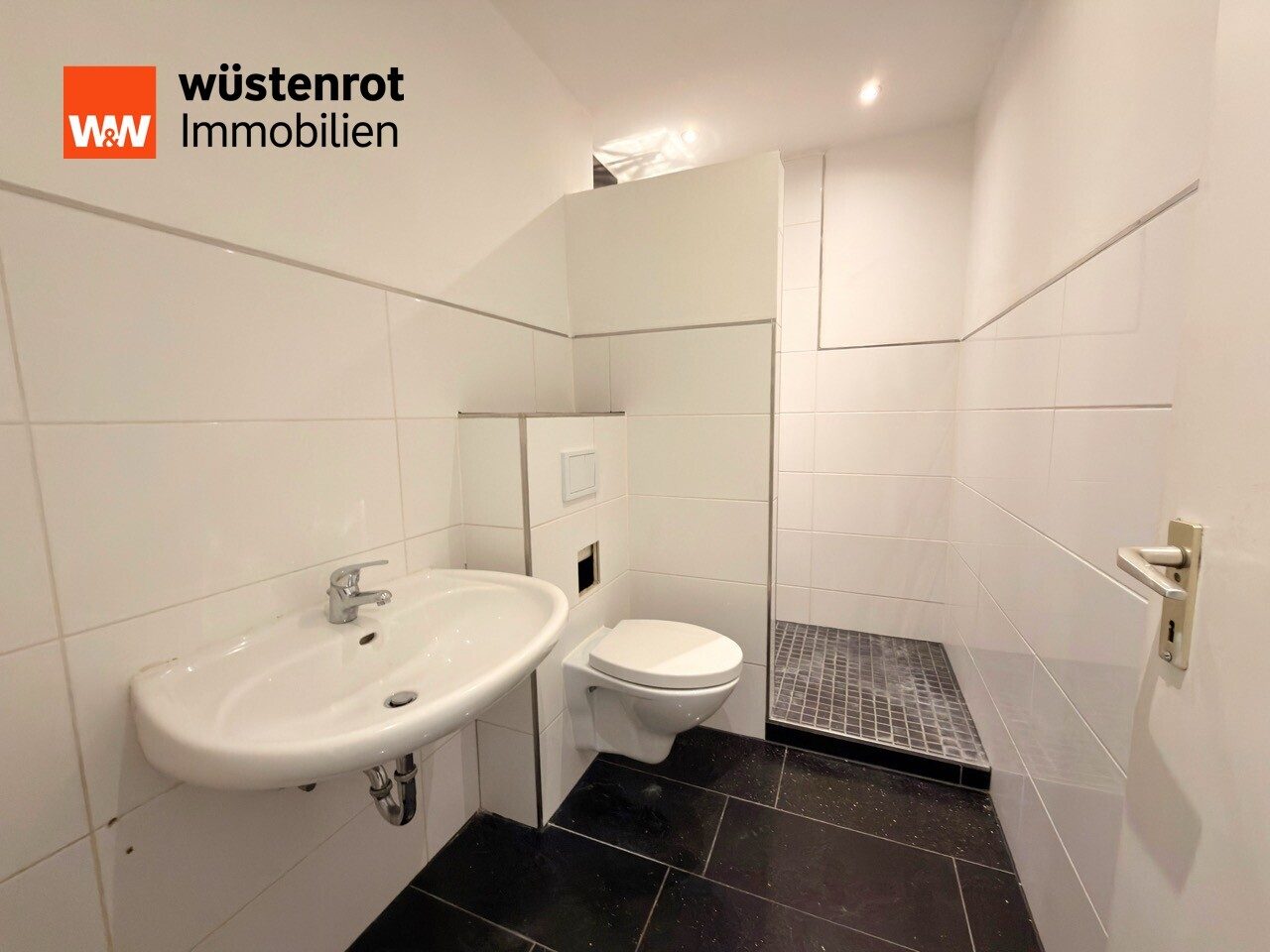 Immobilienangebot - Paderborn / Schloß Neuhaus - Alle - Tolle 4-Zimmer-Wohnung mit Balkon und PKW-Stellplatz in Paderborn