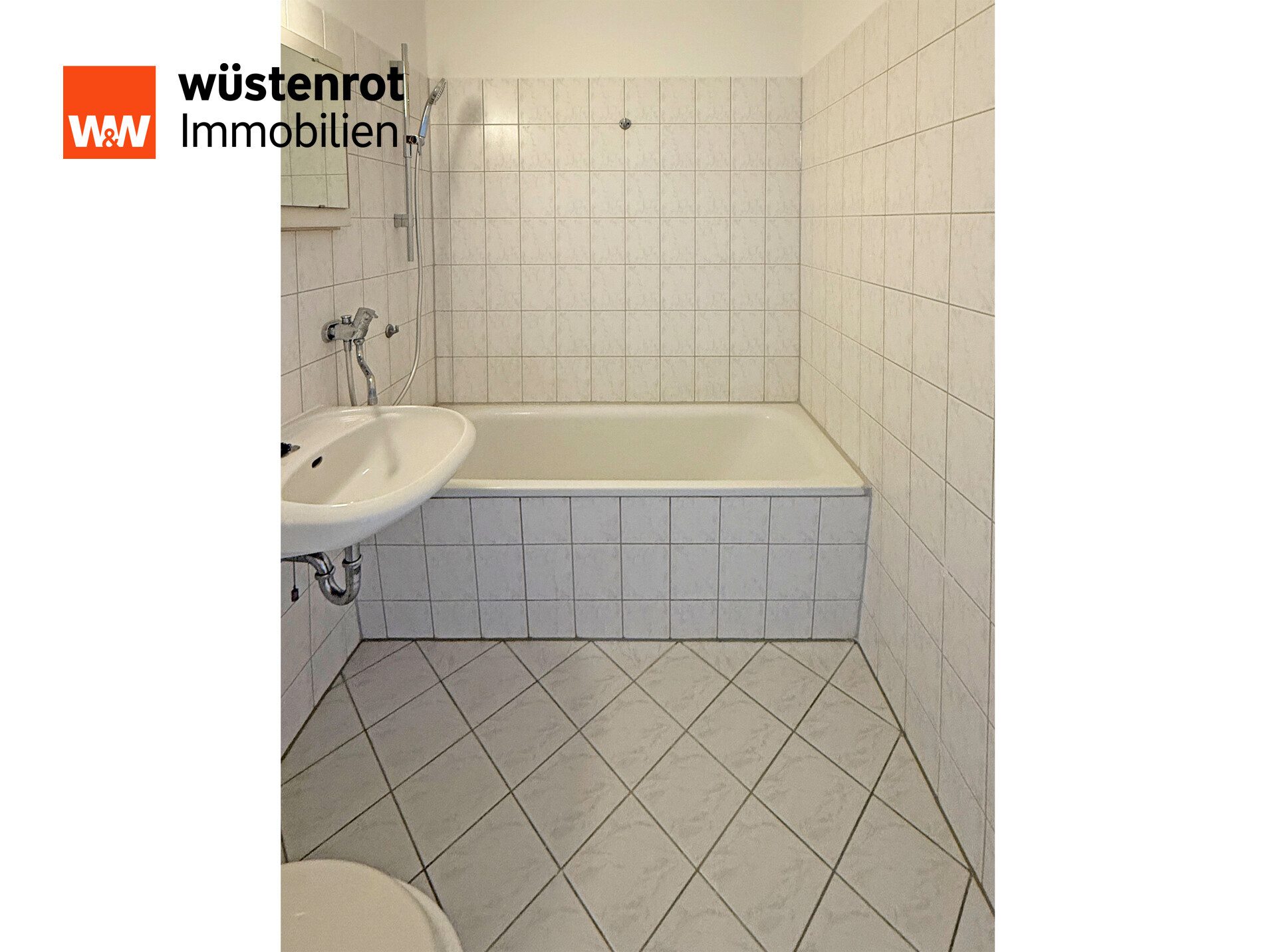 Immobilienangebot - Neubrandenburg - Alle - MODERNISIERTE ZWEI-RAUM-WOHNUNG IN NB-SÜD MIT KELLERRAUM IN SCHÖNER RANDLAGE