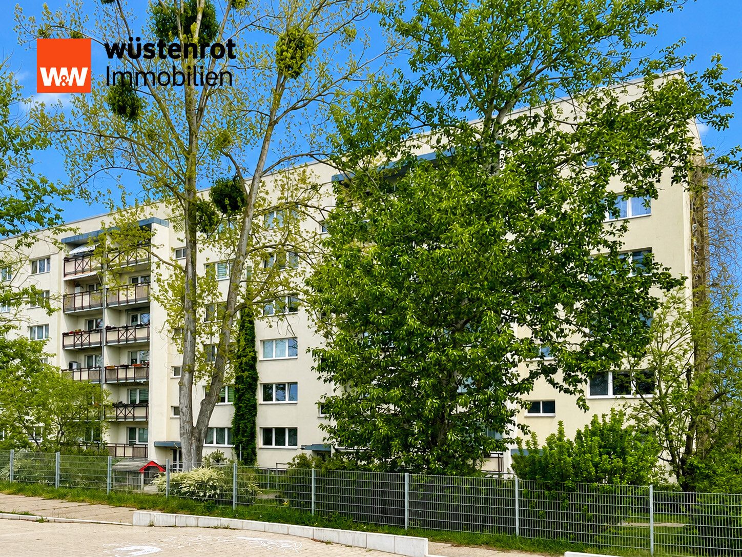 Immobilienangebot - Neubrandenburg - Alle - MIT EINBAUKÜCHE UND SCHÖNE LAGE IM SÜDEN VON NB: 4-RAUM-WOHNUNG MIT GROSSEM BALKON UND KELLERRAUM