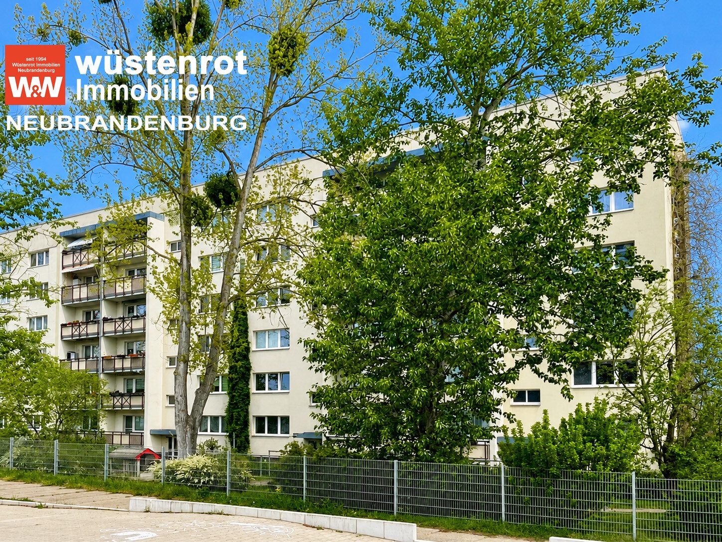 Immobilienangebot - Neubrandenburg - Alle - MIT EINBAUKÜCHE UND SCHÖNE LAGE IM SÜDEN VON NB: 4-RAUM-WOHNUNG MIT GROSSEM BALKON UND KELLERRAUM