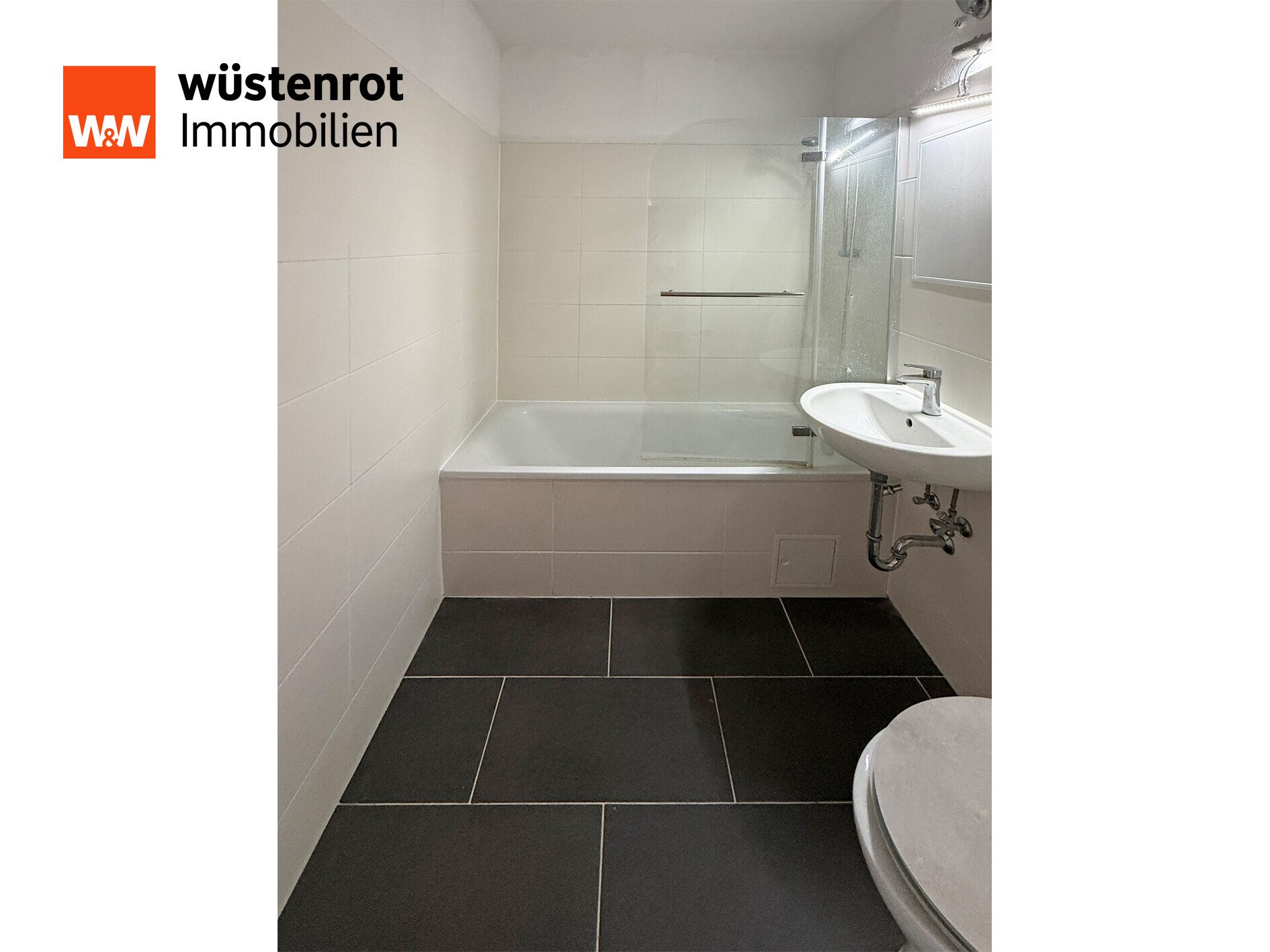 Immobilienangebot - Neubrandenburg - Alle - MIT EINBAUKÜCHE UND SCHÖNE LAGE IM SÜDEN VON NB: 4-RAUM-WOHNUNG MIT GROSSEM BALKON UND KELLERRAUM