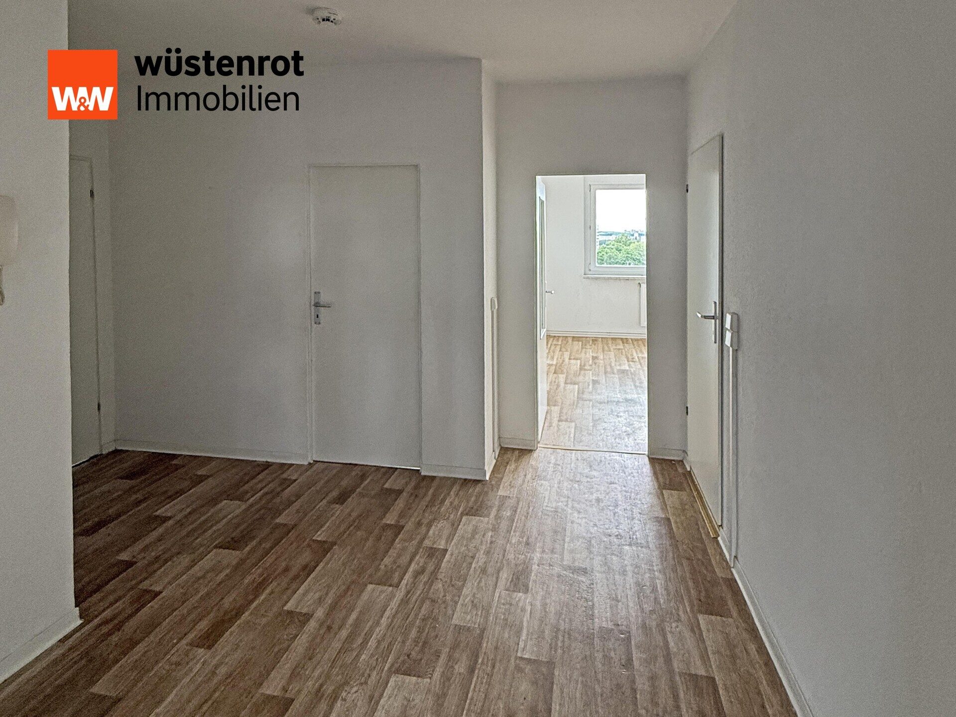 Immobilienangebot - Neubrandenburg - Alle - MIT EINBAUKÜCHE UND SCHÖNE LAGE IM SÜDEN VON NB: 4-RAUM-WOHNUNG MIT GROSSEM BALKON UND KELLERRAUM