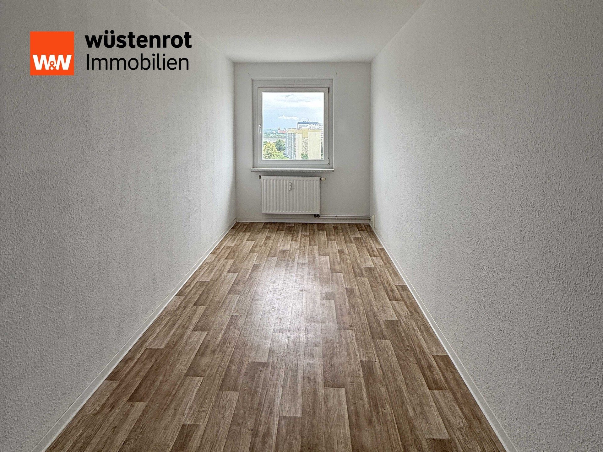 Immobilienangebot - Neubrandenburg - Alle - MIT EINBAUKÜCHE UND SCHÖNE LAGE IM SÜDEN VON NB: 4-RAUM-WOHNUNG MIT GROSSEM BALKON UND KELLERRAUM