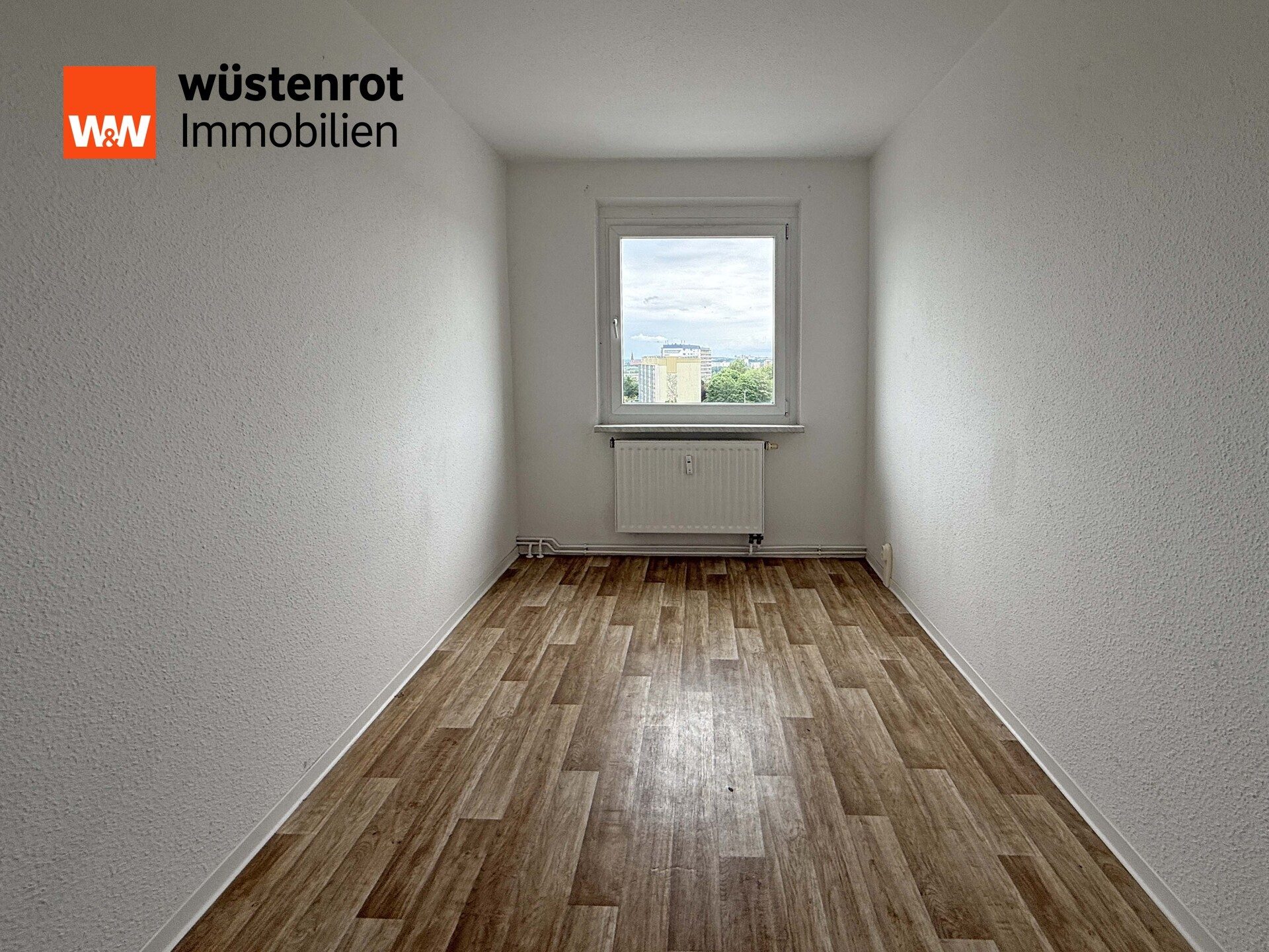 Immobilienangebot - Neubrandenburg - Alle - MIT EINBAUKÜCHE UND SCHÖNE LAGE IM SÜDEN VON NB: 4-RAUM-WOHNUNG MIT GROSSEM BALKON UND KELLERRAUM