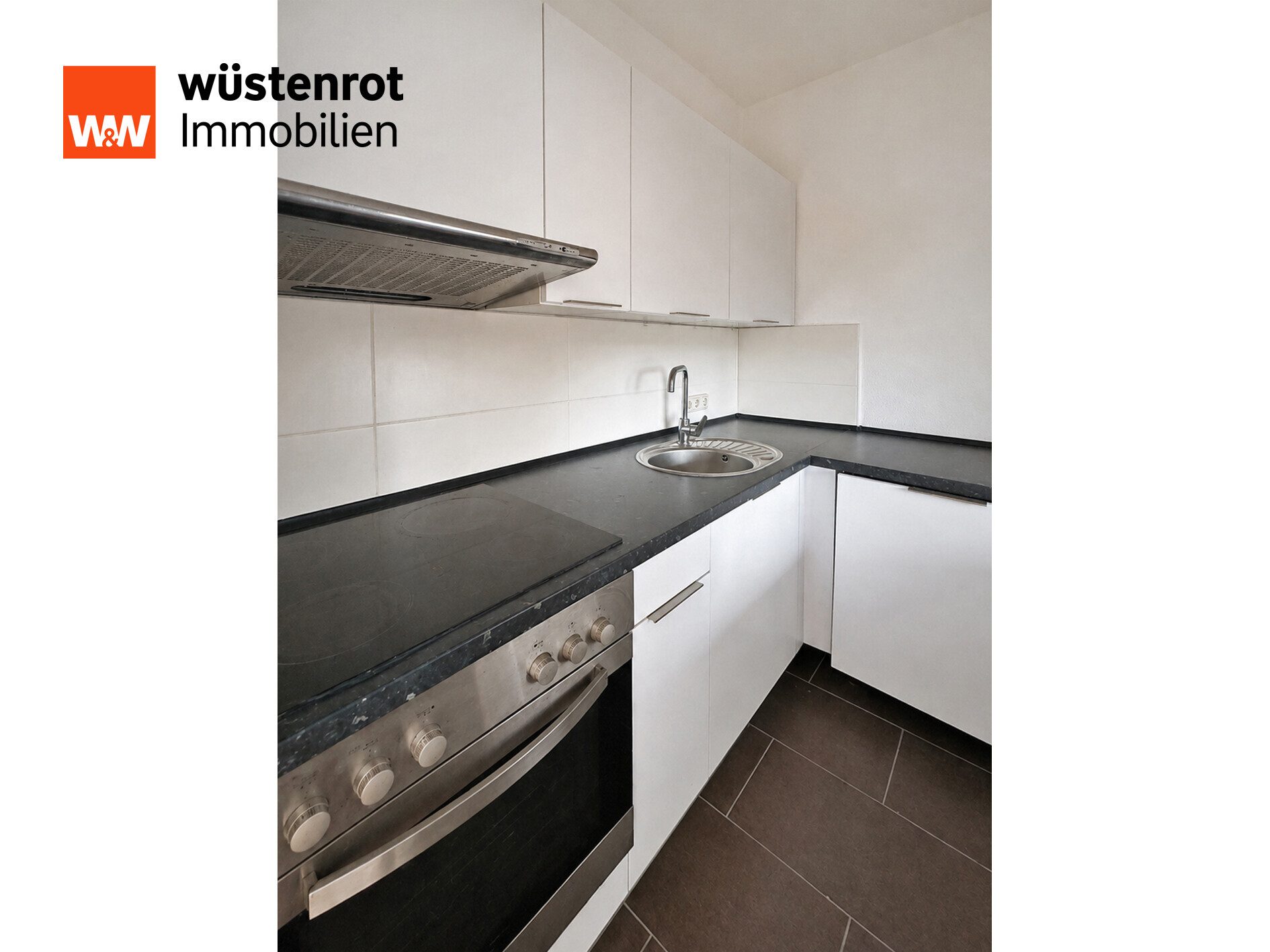 Immobilienangebot - Neubrandenburg - Alle - MIT EINBAUKÜCHE UND SCHÖNE LAGE IM SÜDEN VON NB: 4-RAUM-WOHNUNG MIT GROSSEM BALKON UND KELLERRAUM
