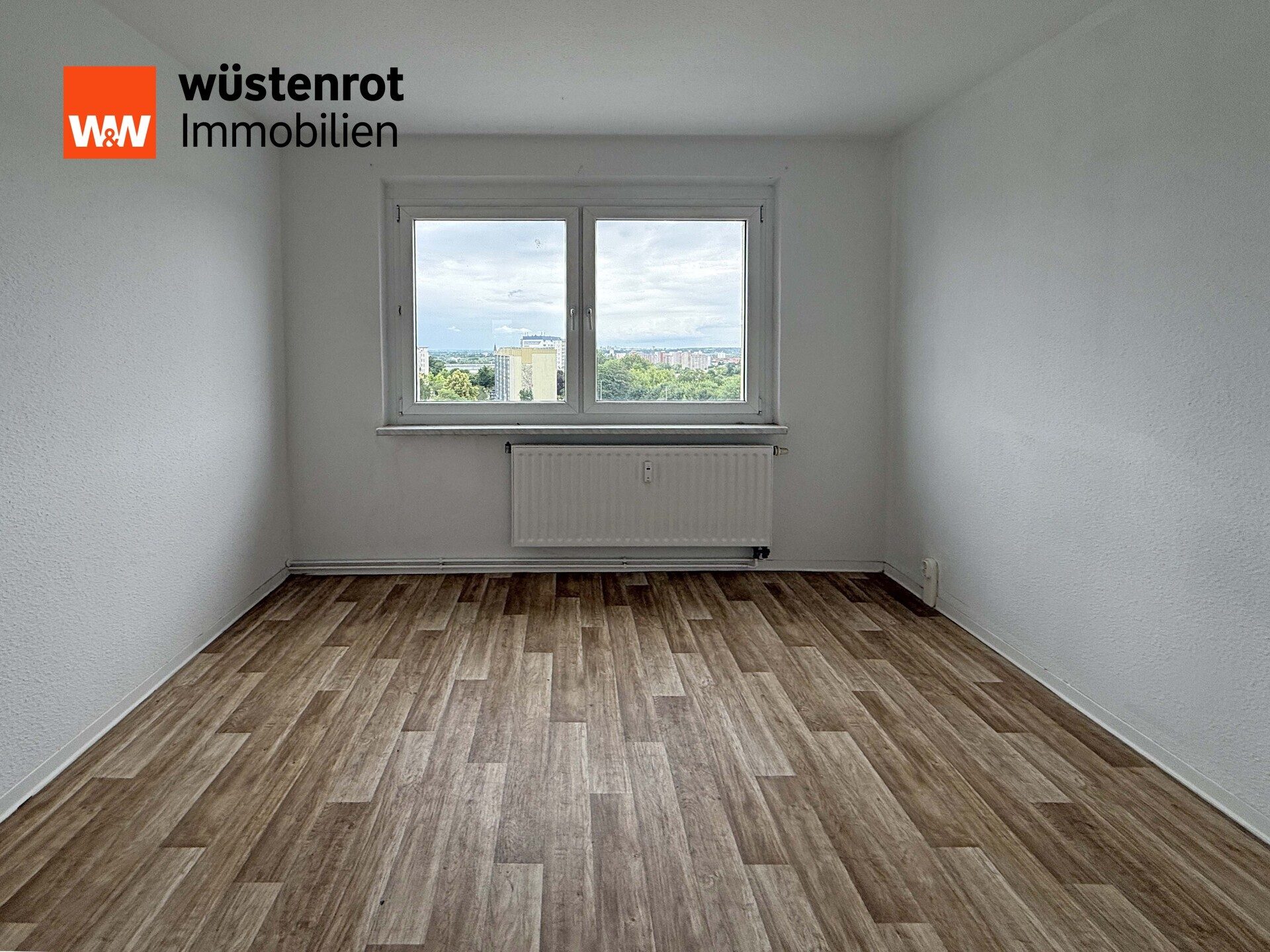 Immobilienangebot - Neubrandenburg - Alle - MIT EINBAUKÜCHE UND SCHÖNE LAGE IM SÜDEN VON NB: 4-RAUM-WOHNUNG MIT GROSSEM BALKON UND KELLERRAUM