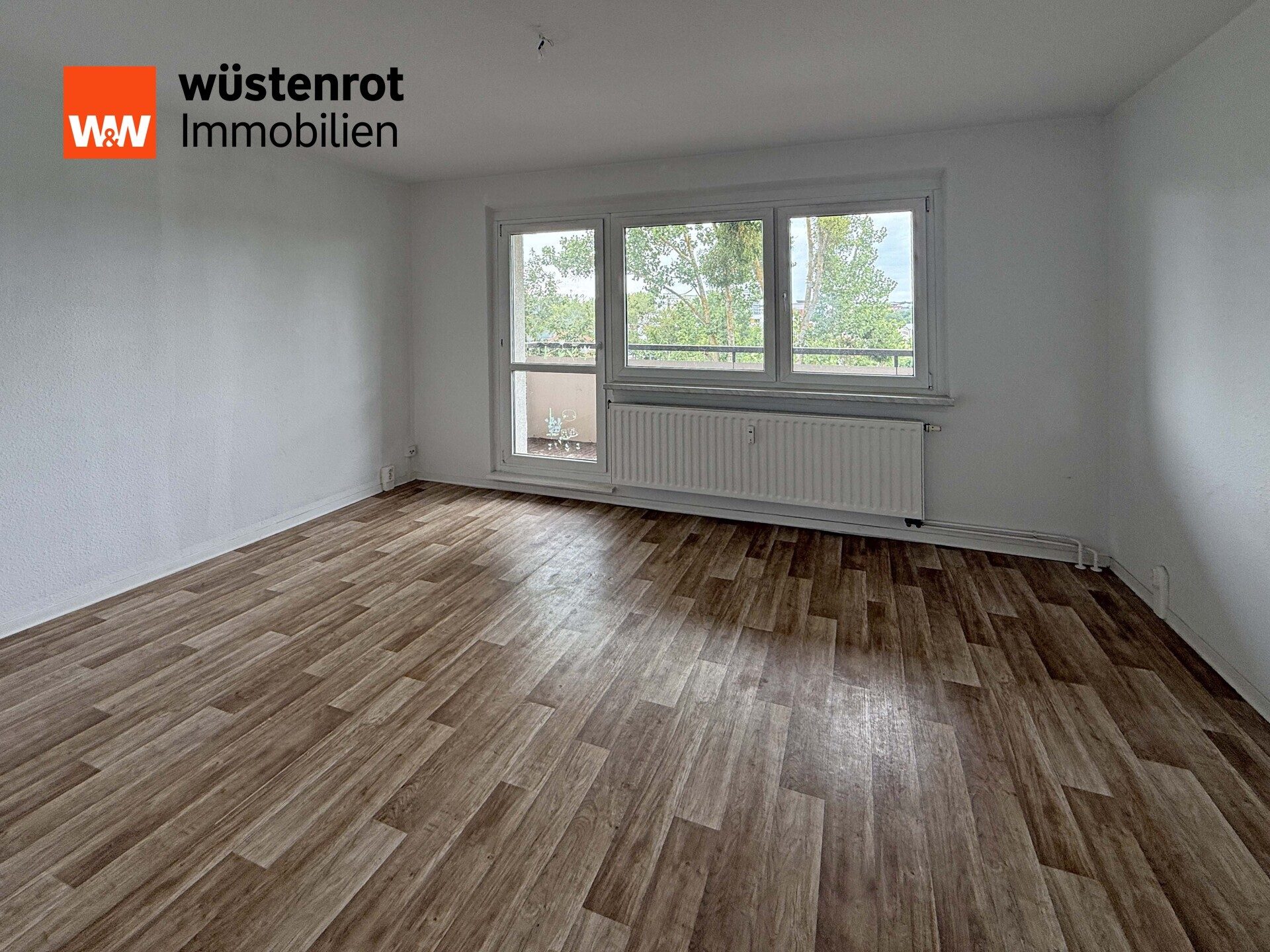 Immobilienangebot - Neubrandenburg - Alle - MIT EINBAUKÜCHE UND SCHÖNE LAGE IM SÜDEN VON NB: 4-RAUM-WOHNUNG MIT GROSSEM BALKON UND KELLERRAUM