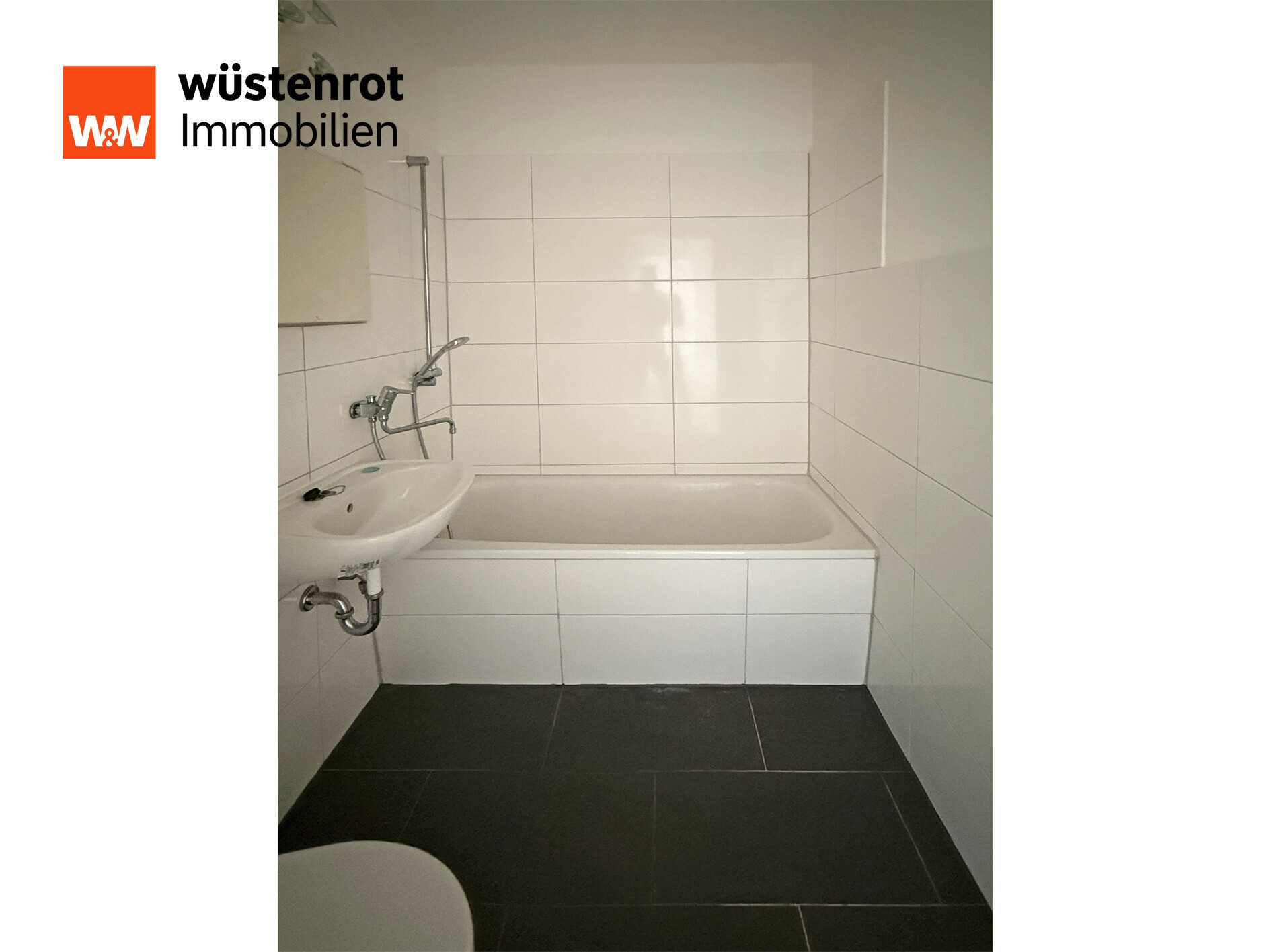 Immobilienangebot - Neubrandenburg - Alle - MIT BALKON UND KELLERRAUM: RENOVIERTE UND HELLE DREI-RAUM-WOHNUNG