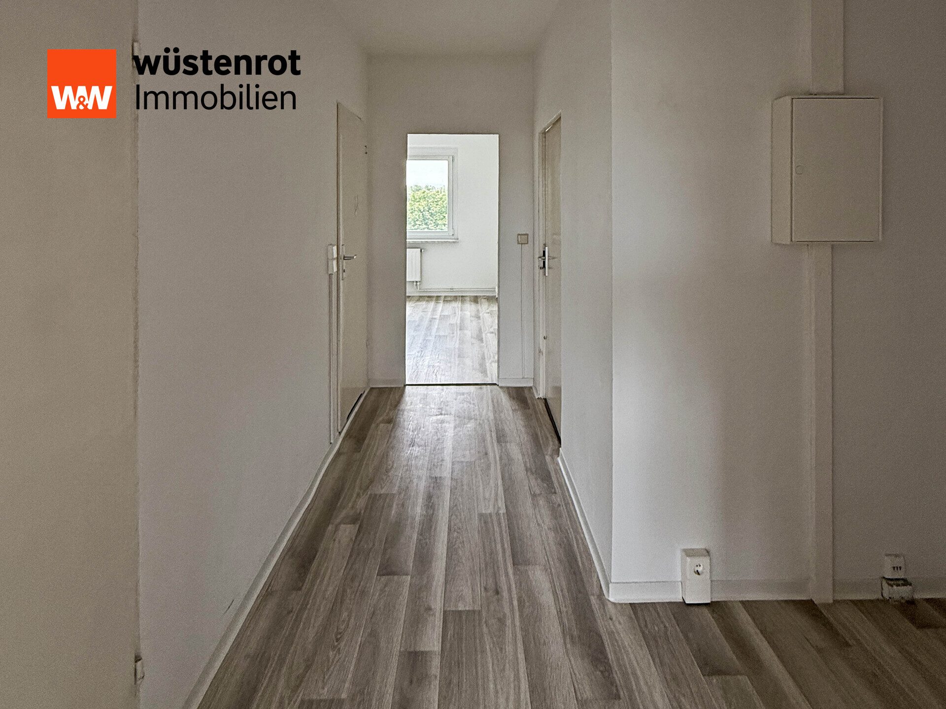 Immobilienangebot - Neubrandenburg - Alle - MIT BALKON UND KELLERRAUM: RENOVIERTE UND HELLE DREI-RAUM-WOHNUNG