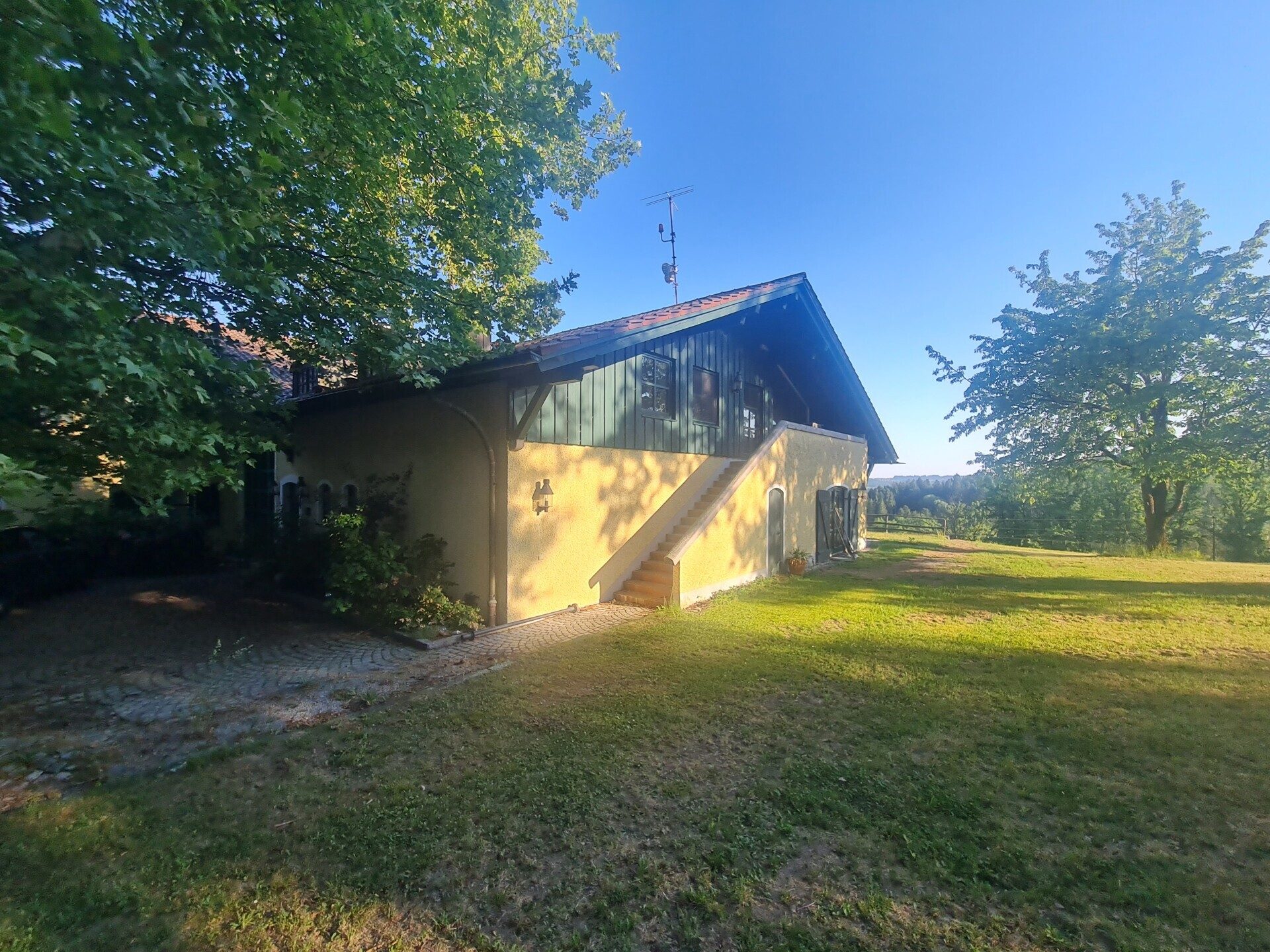 Immobilienangebot - Neukirchen vorm Wald - Alle - Einzigartiger Gutshof mit Villa, Chalets, Reithalle, Hotel, Stallungen auf ca. 25 ha. in Alleinlage