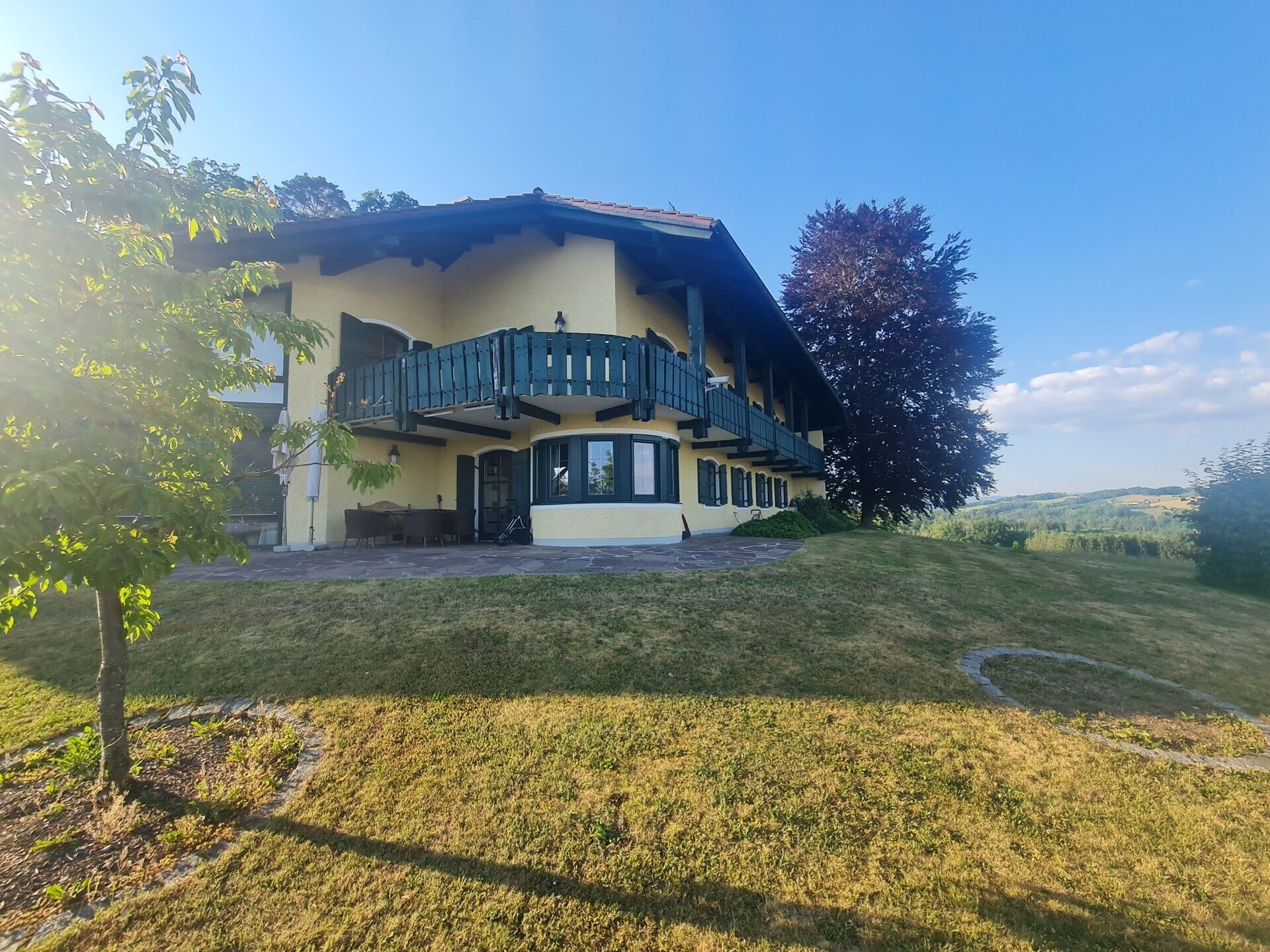 Immobilienangebot - Neukirchen vorm Wald - Alle - Einzigartiger Gutshof mit Villa, Chalets, Reithalle, Hotel, Stallungen auf ca. 25 ha. in Alleinlage