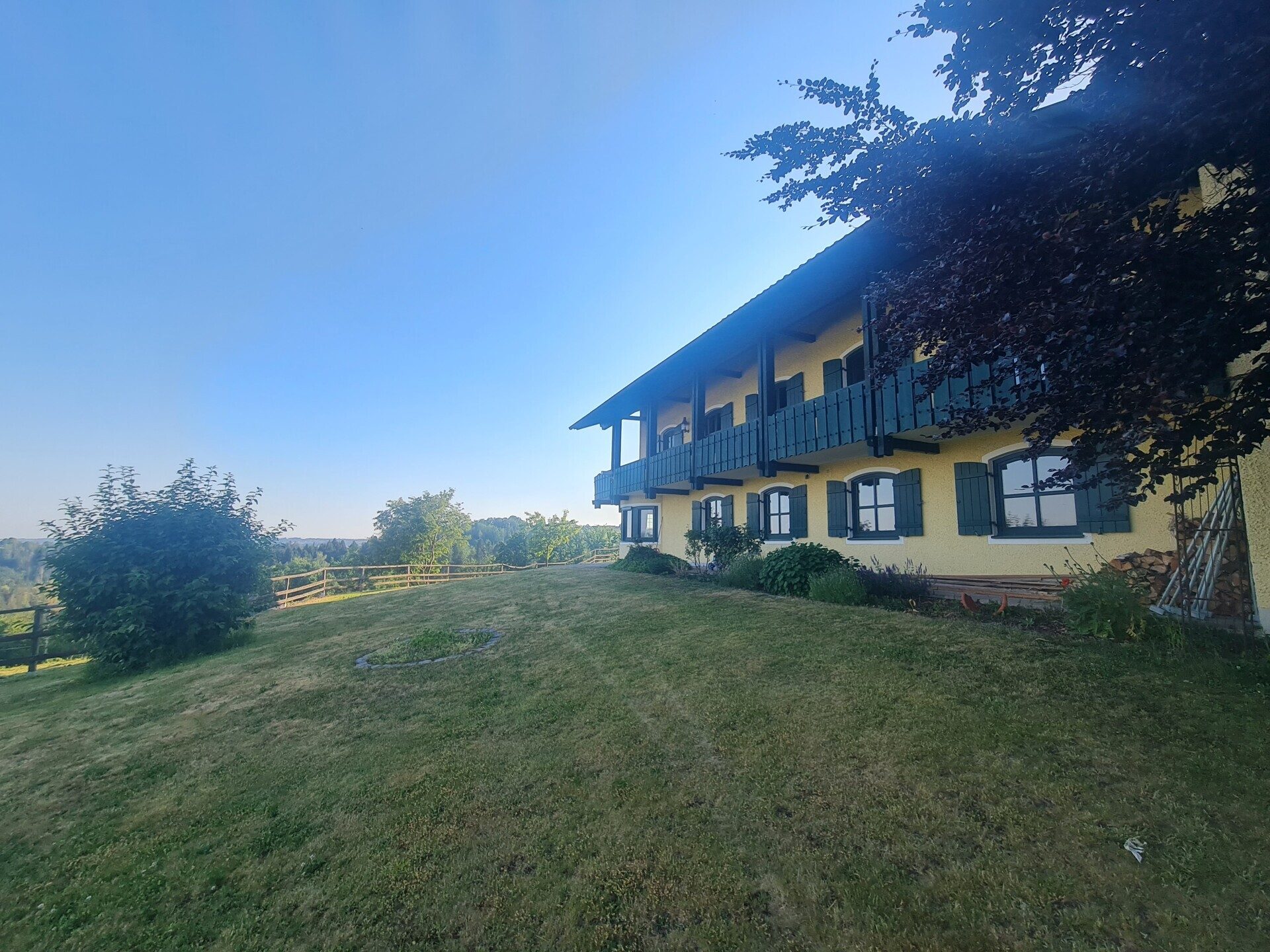 Immobilienangebot - Neukirchen vorm Wald - Alle - Einzigartiger Gutshof mit Villa, Chalets, Reithalle, Hotel, Stallungen auf ca. 25 ha. in Alleinlage