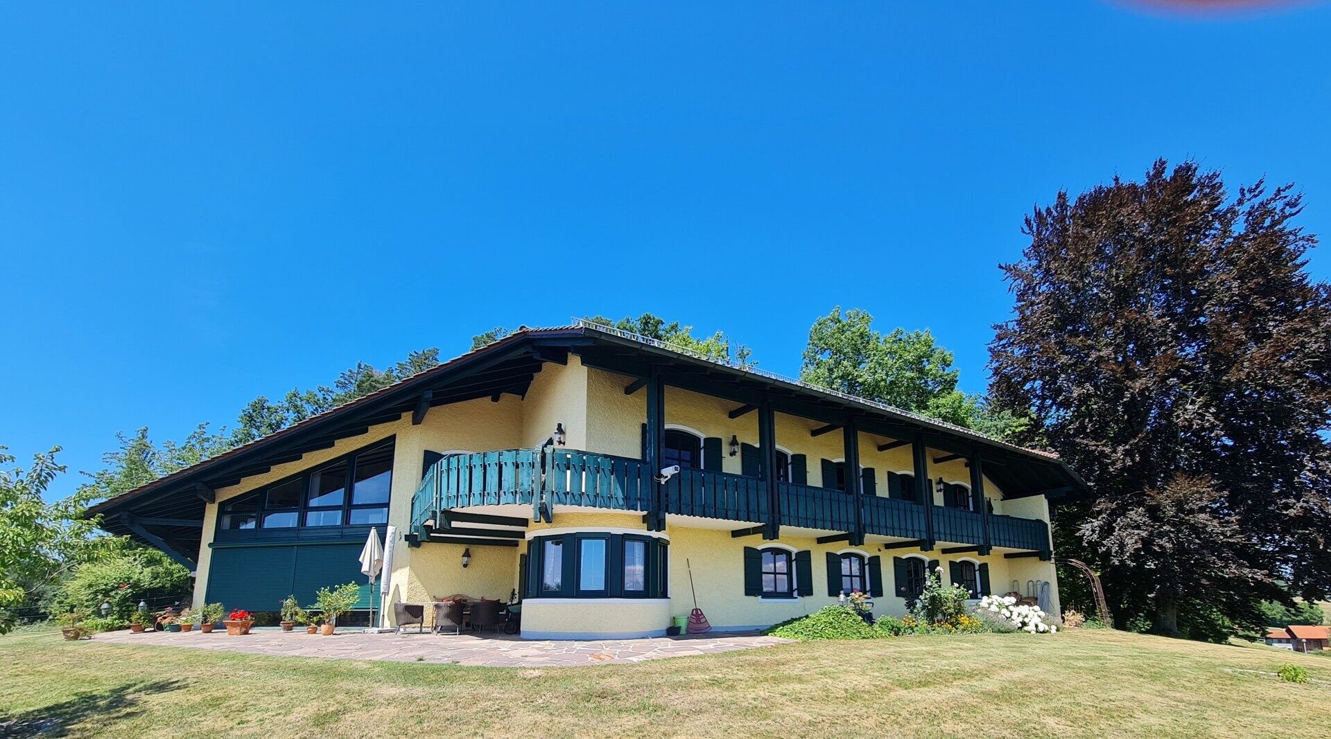 Immobilienangebot - Neukirchen vorm Wald - Alle - Einzigartiger Gutshof mit Villa, Chalets, Reithalle, Hotel, Stallungen auf ca. 25 ha. in Alleinlage