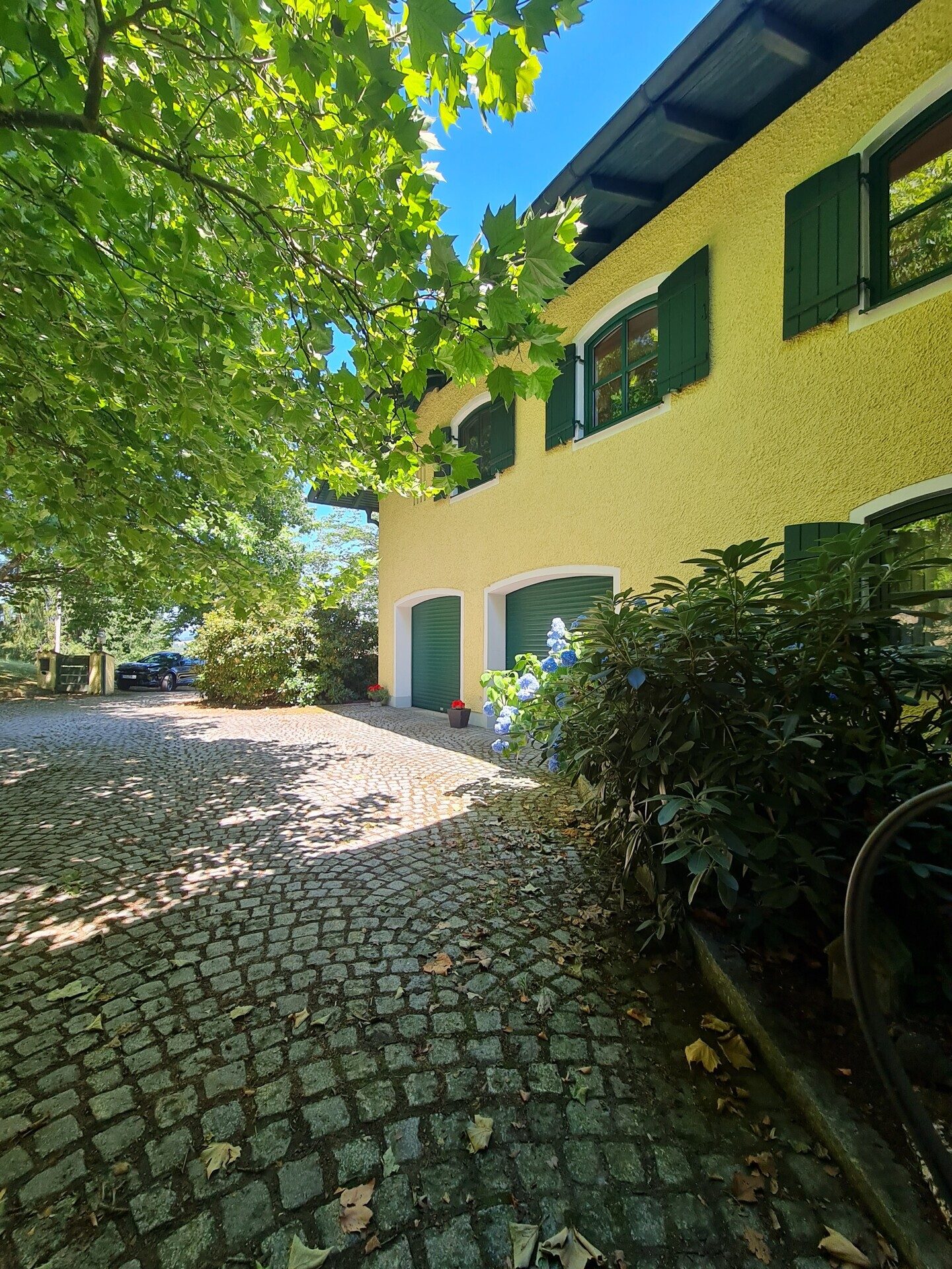 Immobilienangebot - Neukirchen vorm Wald - Alle - Einzigartiger Gutshof mit Villa, Chalets, Reithalle, Hotel, Stallungen auf ca. 25 ha. in Alleinlage
