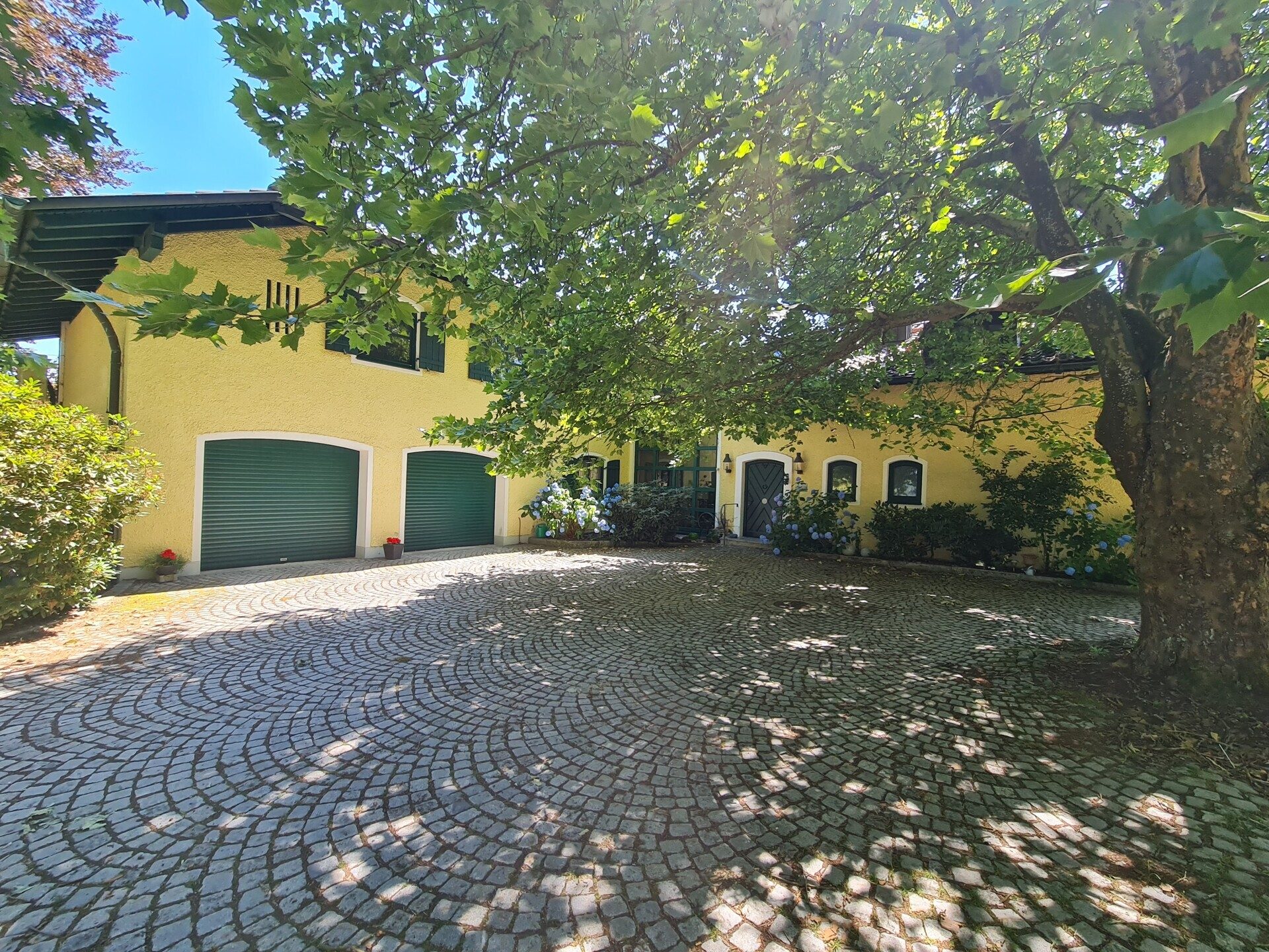 Immobilienangebot - Neukirchen vorm Wald - Alle - Einzigartiger Gutshof mit Villa, Chalets, Reithalle, Hotel, Stallungen auf ca. 25 ha. in Alleinlage