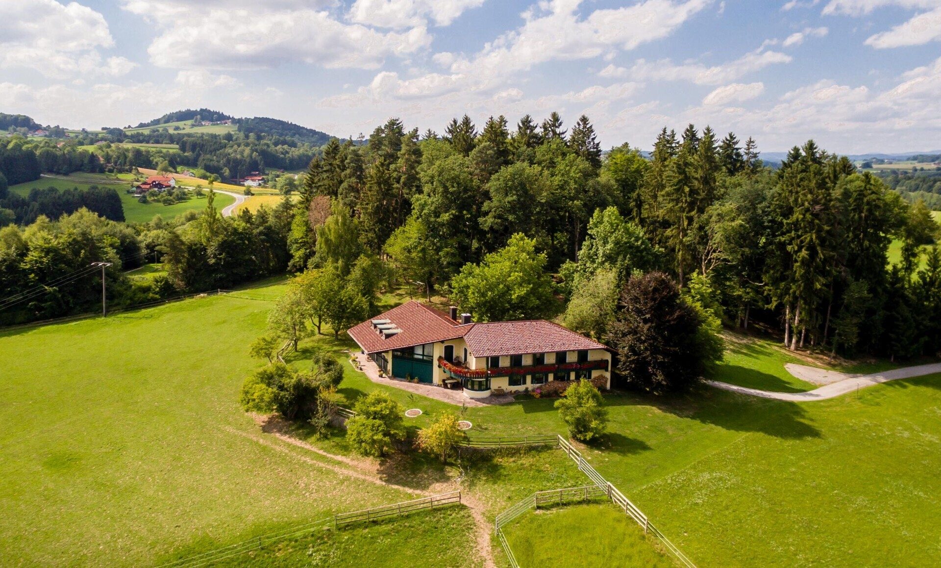 Immobilienangebot - Neukirchen vorm Wald - Alle - Einzigartiger Gutshof mit Villa, Chalets, Reithalle, Hotel, Stallungen auf ca. 25 ha. in Alleinlage