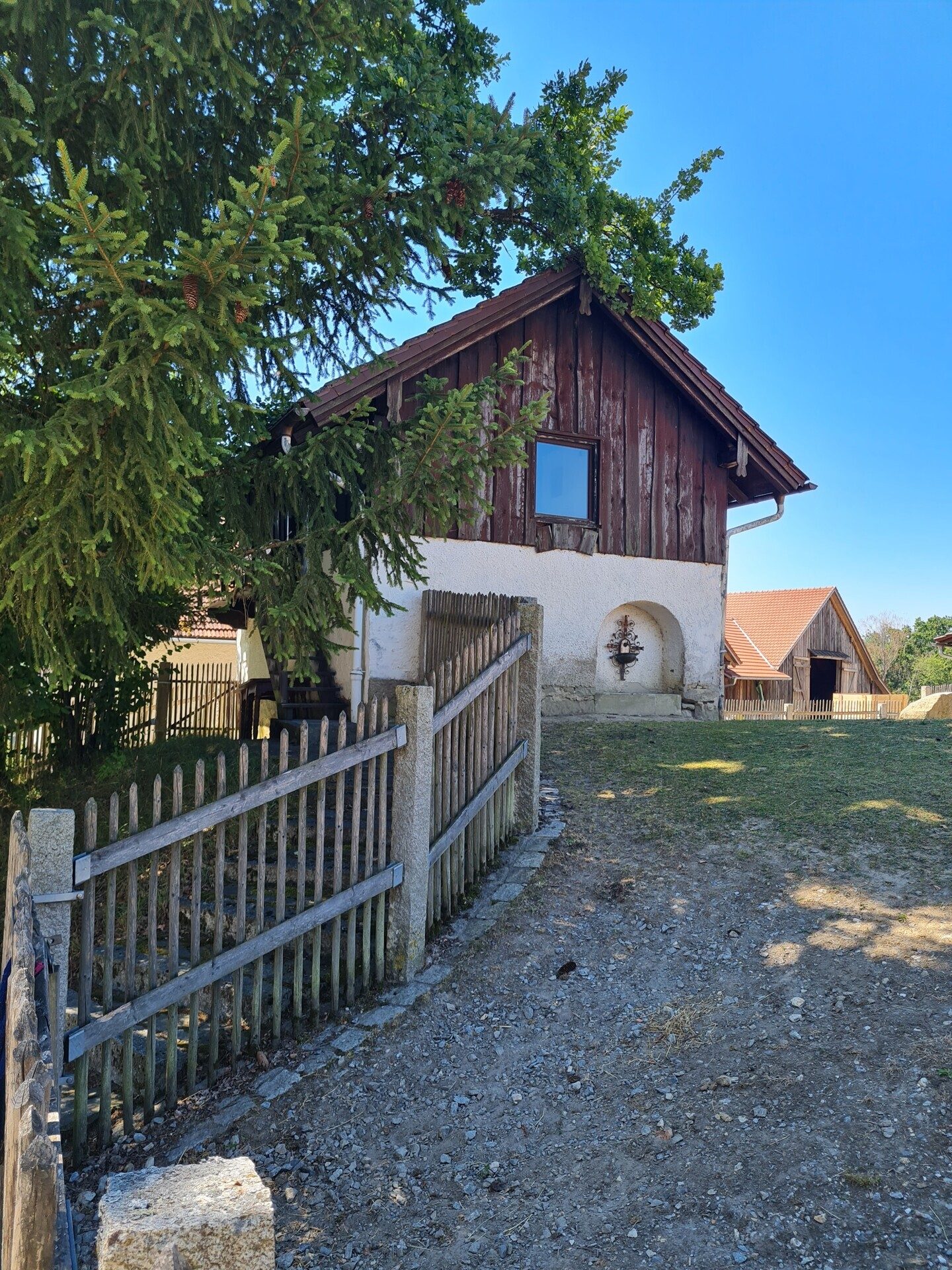 Immobilienangebot - Neukirchen vorm Wald - Alle - Einzigartiger Gutshof mit Villa, Chalets, Reithalle, Hotel, Stallungen auf ca. 25 ha. in Alleinlage