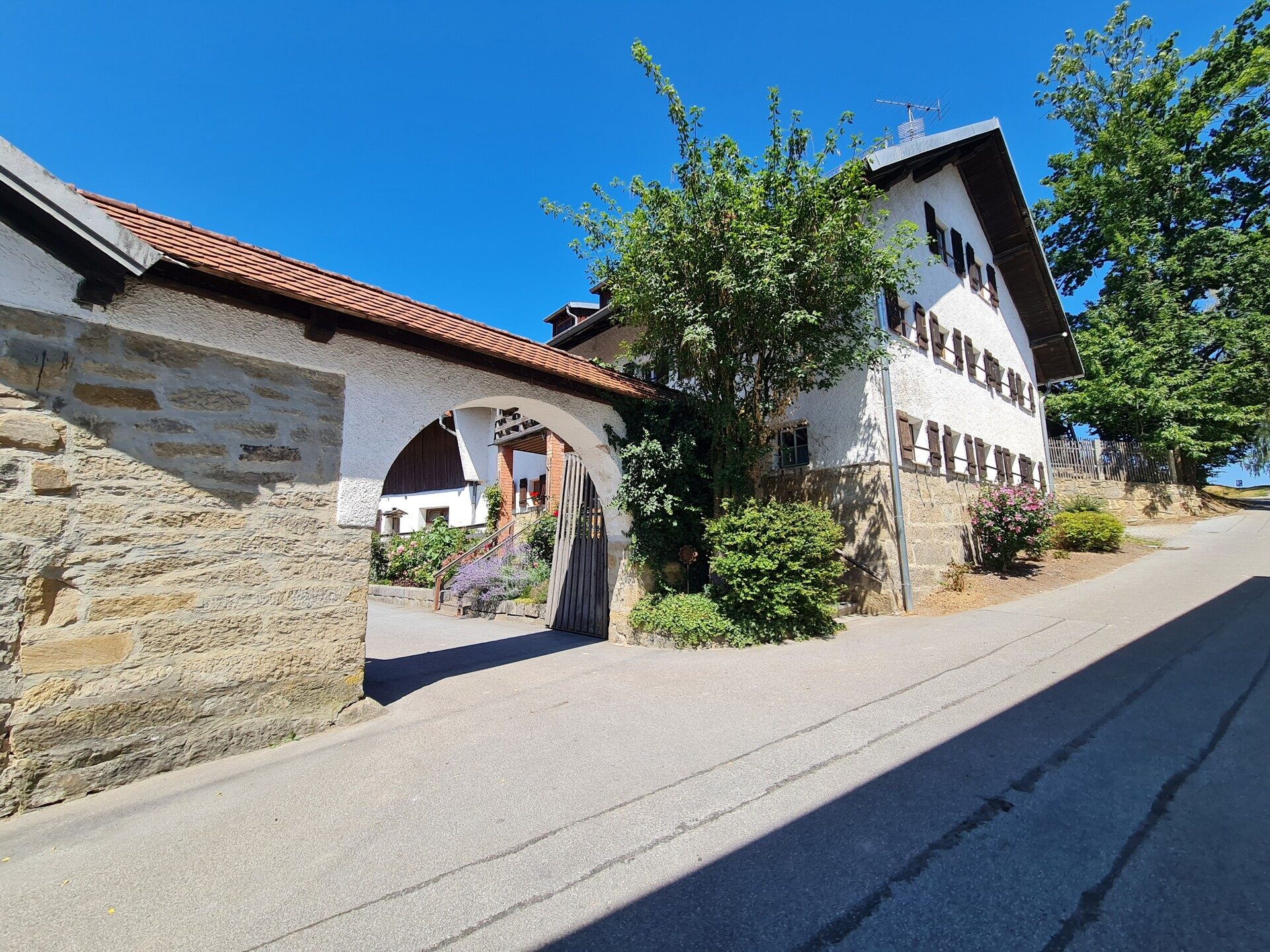 Immobilienangebot - Neukirchen vorm Wald - Alle - Einzigartiger Gutshof mit Villa, Chalets, Reithalle, Hotel, Stallungen auf ca. 25 ha. in Alleinlage