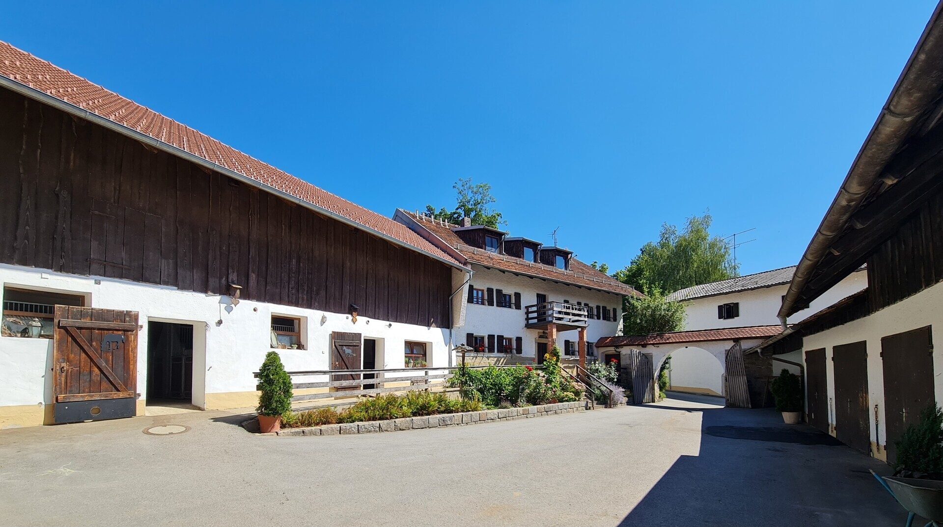Immobilienangebot - Neukirchen vorm Wald - Alle - Einzigartiger Gutshof mit Villa, Chalets, Reithalle, Hotel, Stallungen auf ca. 25 ha. in Alleinlage