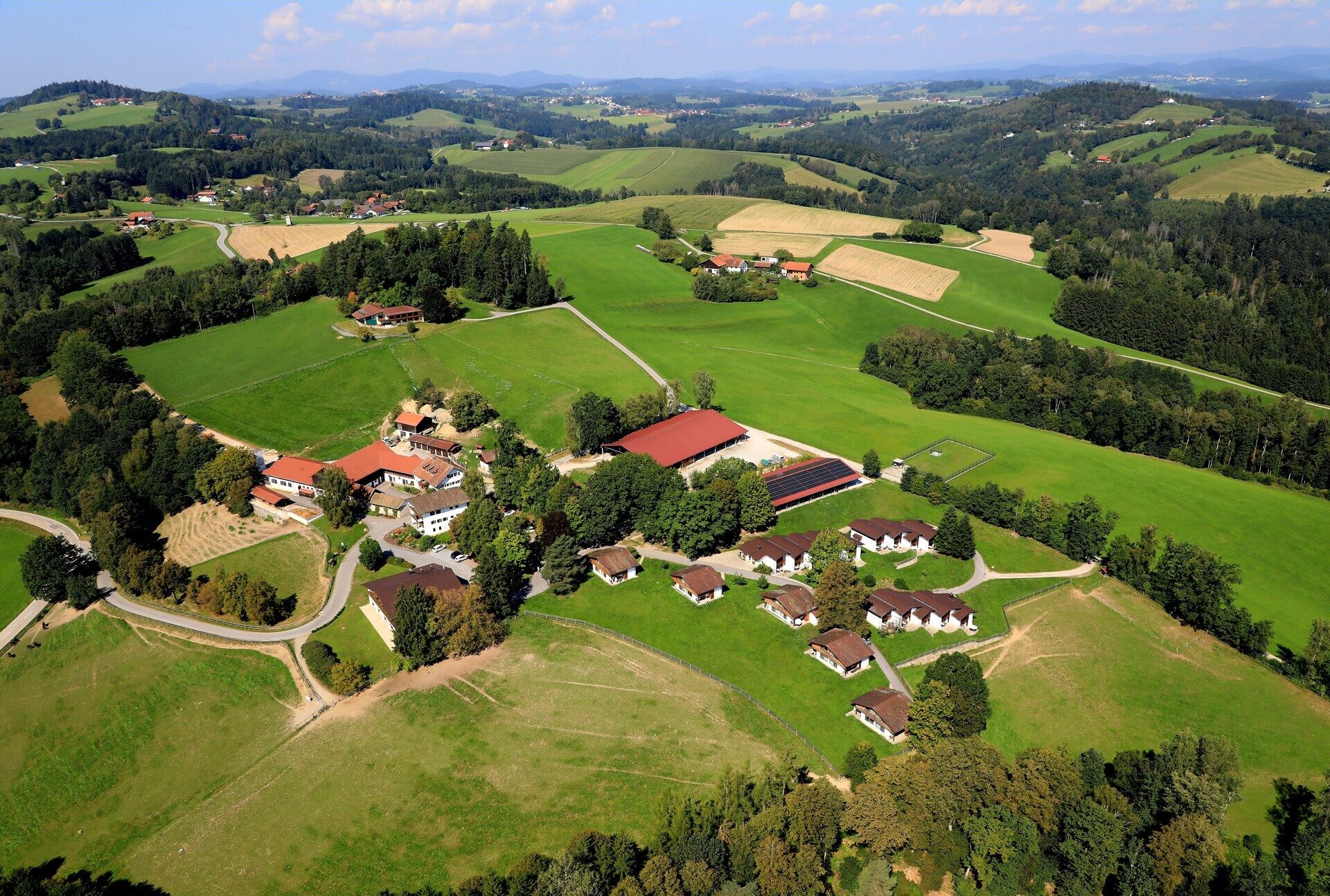 Immobilienangebot - Neukirchen vorm Wald - Alle - Einzigartiger Gutshof mit Villa, Chalets, Reithalle, Hotel, Stallungen auf ca. 25 ha. in Alleinlage