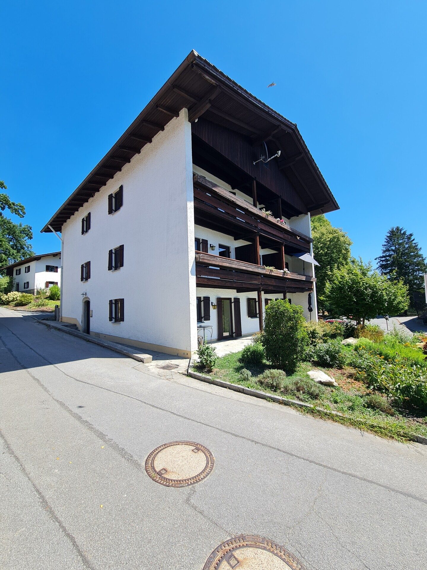 Immobilienangebot - Neukirchen vorm Wald - Alle - Einzigartiger Gutshof mit Villa, Chalets, Reithalle, Hotel, Stallungen auf ca. 25 ha. in Alleinlage