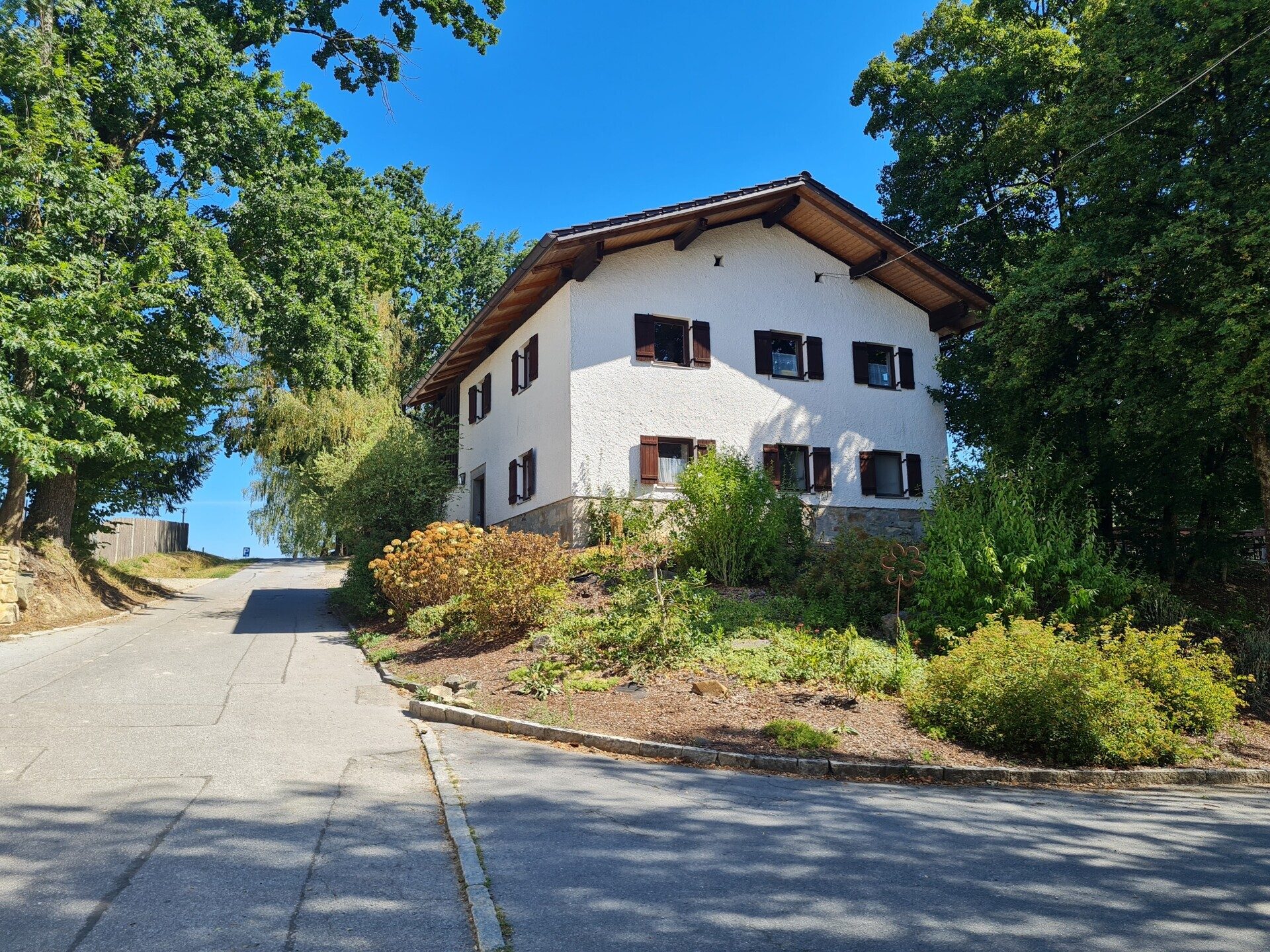 Immobilienangebot - Neukirchen vorm Wald - Alle - Einzigartiger Gutshof mit Villa, Chalets, Reithalle, Hotel, Stallungen auf ca. 25 ha. in Alleinlage