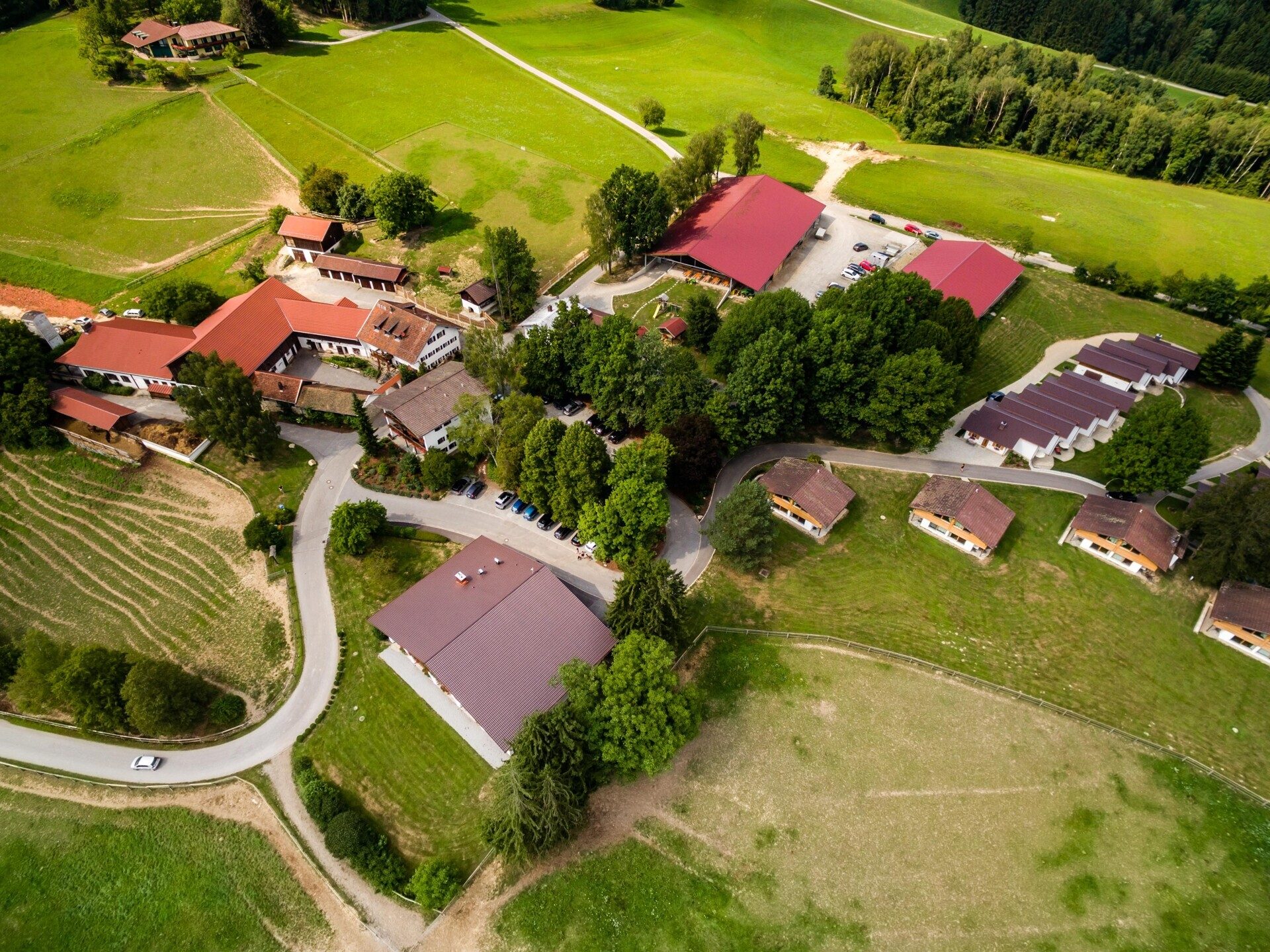 Immobilienangebot - Neukirchen vorm Wald - Alle - Einzigartiger Gutshof mit Villa, Chalets, Reithalle, Hotel, Stallungen auf ca. 25 ha. in Alleinlage